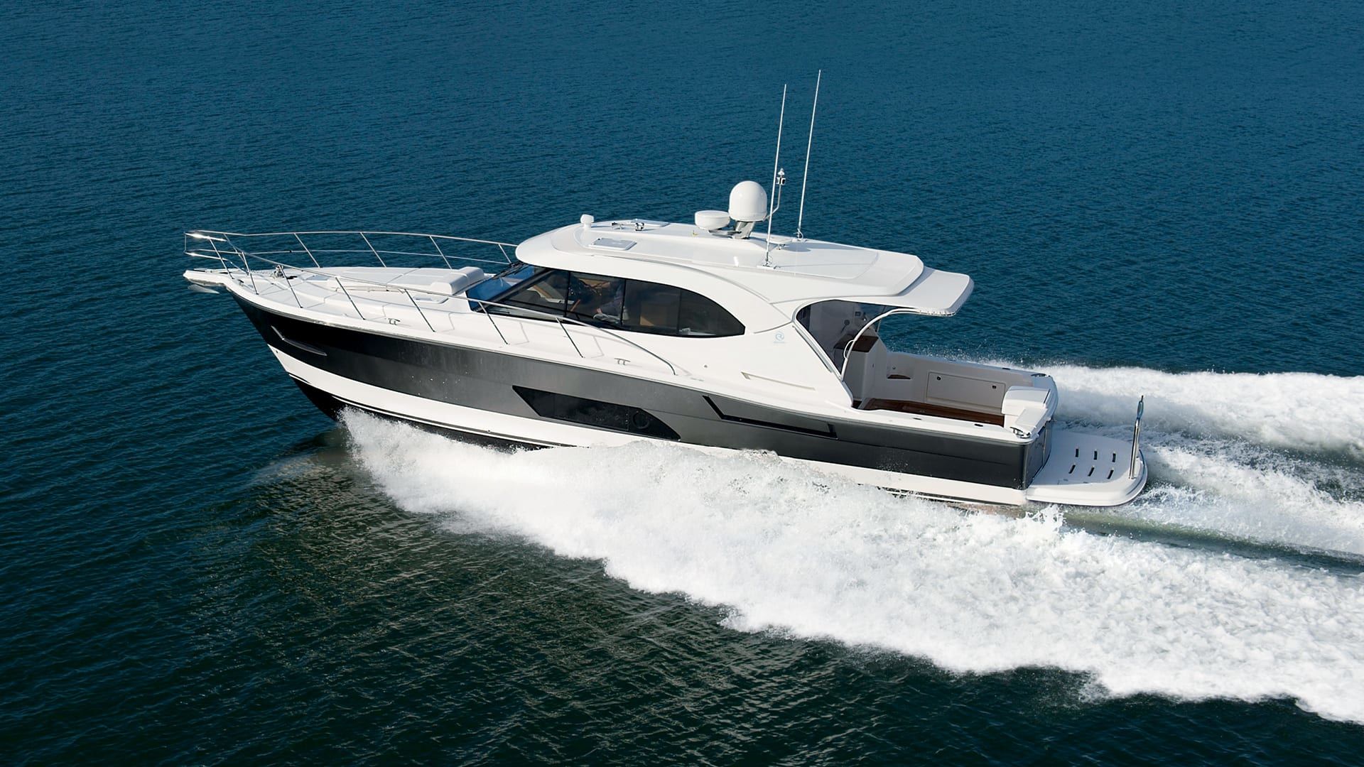 Riviera 445 SUV running shot
