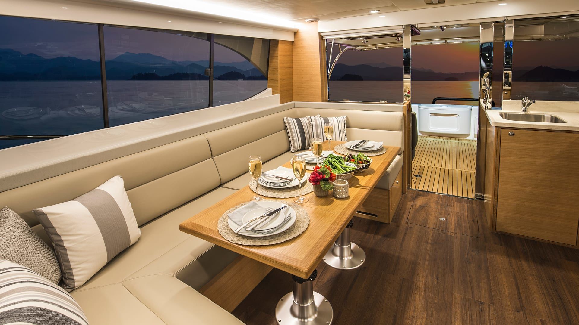 Riviera 445 SUV – Riviera 445 SUV Saloon Dining 01