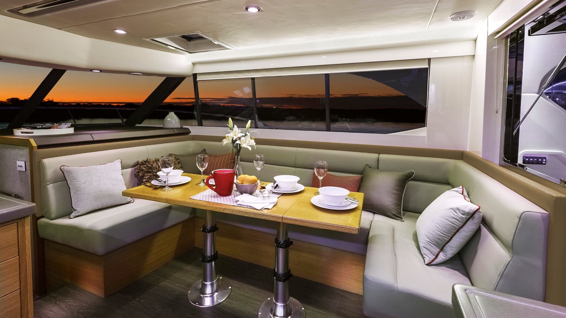 Riviera 445 SUV – Riviera 445 SUV Saloon Dining 02