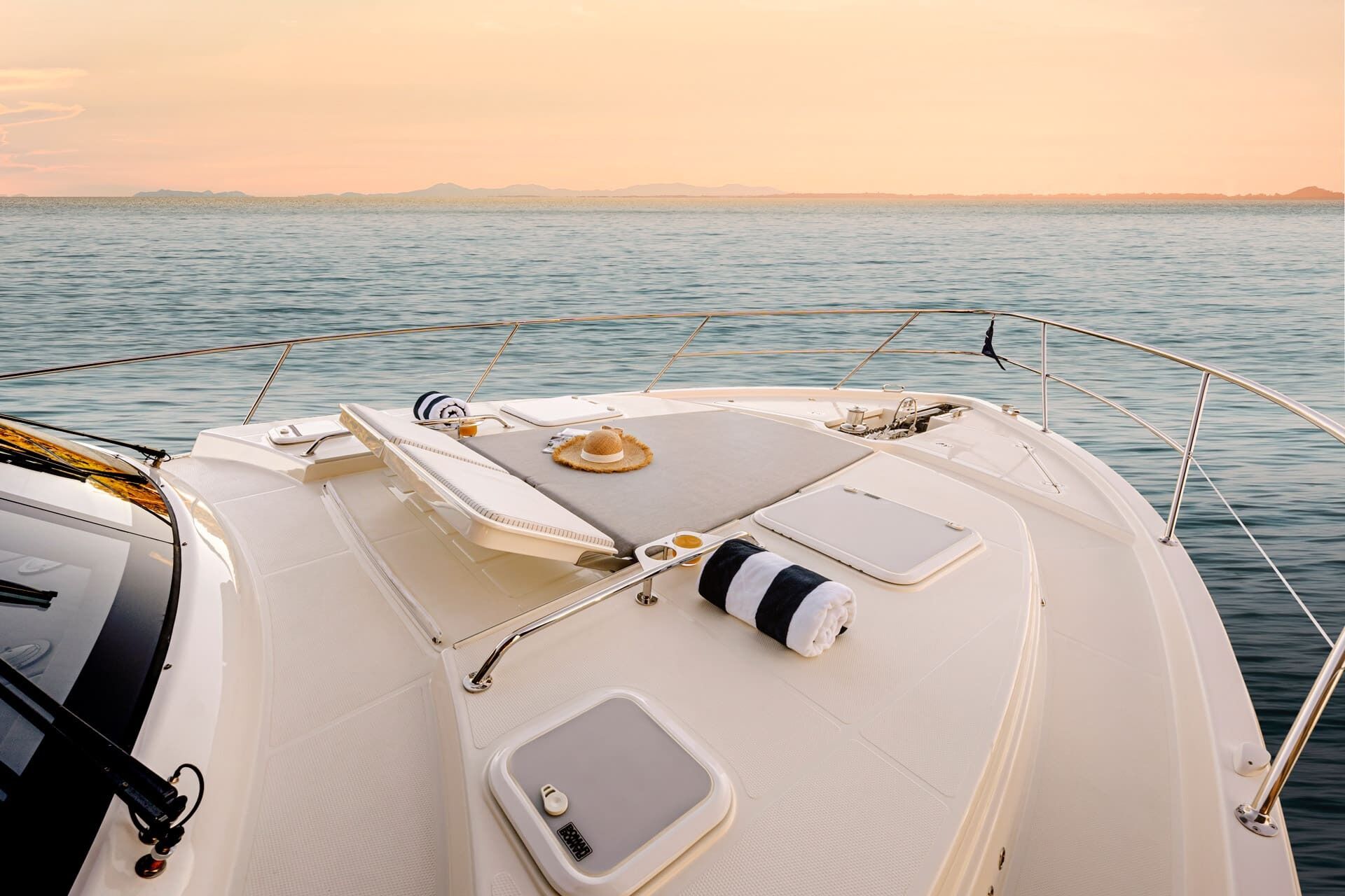 Riviera 46 SMY – Riviera 46 Sports Motor Yacht Foredeck 01
