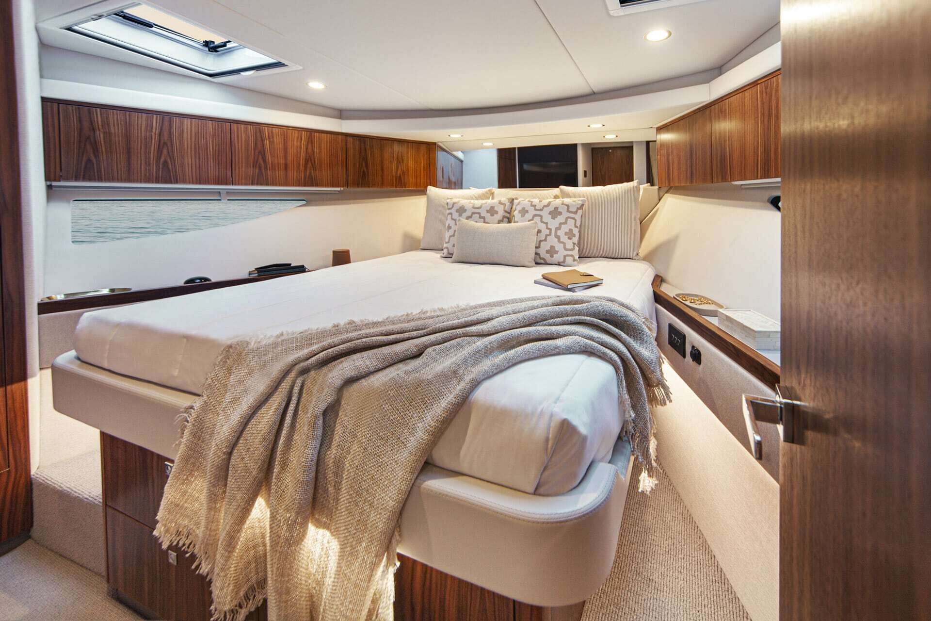 Riviera 46 SMY – Riviera 46 Sports Motor Yacht Master Stateroom 01