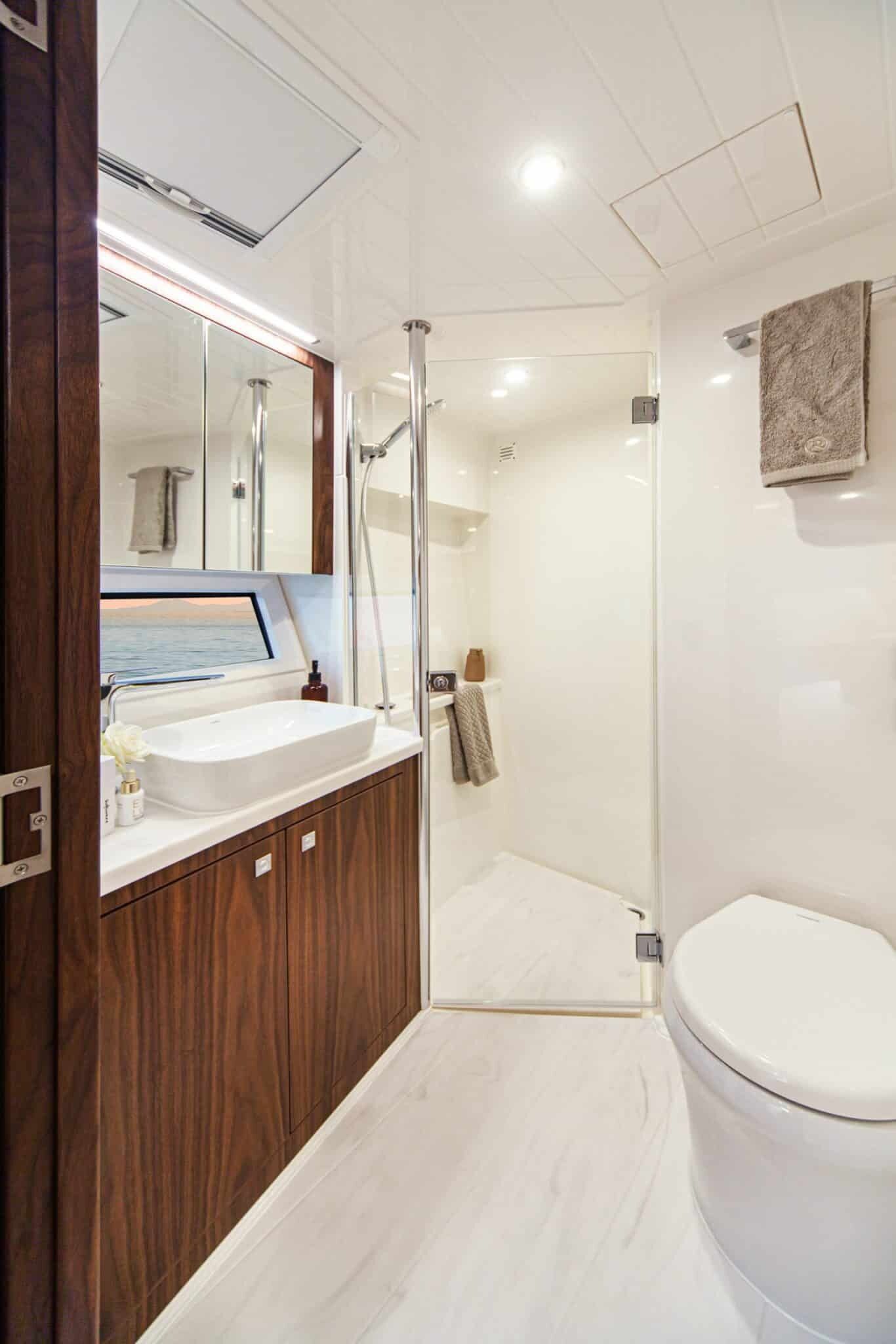 Riviera 46 SMY – Riviera 46 Sports Motor Yacht Port Ensuite 01 scaled