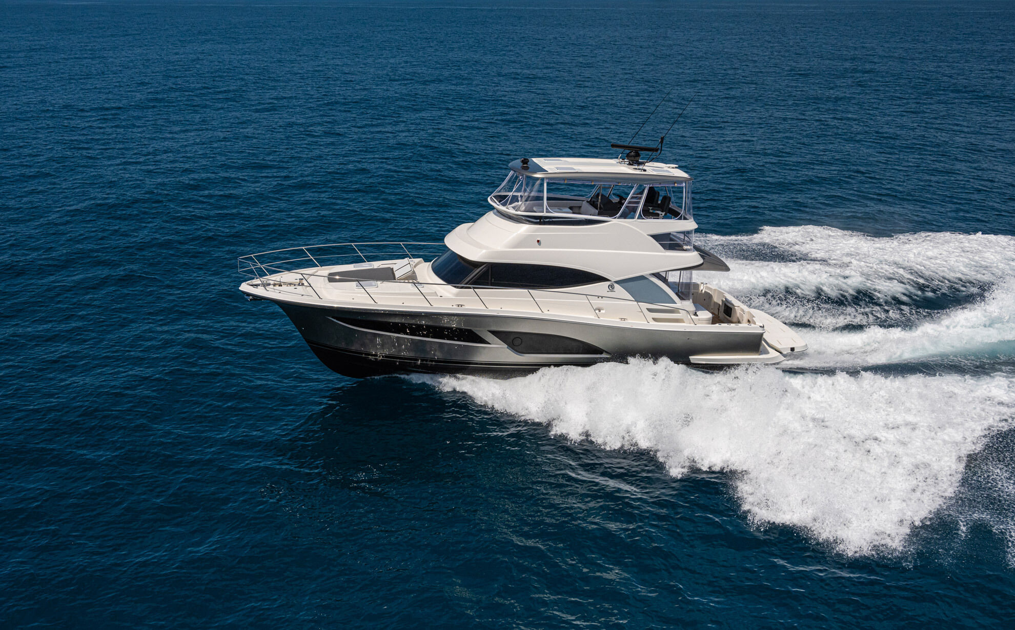 Riviera 46 SMY – Riviera 46 Sports Motor Yacht Running 02