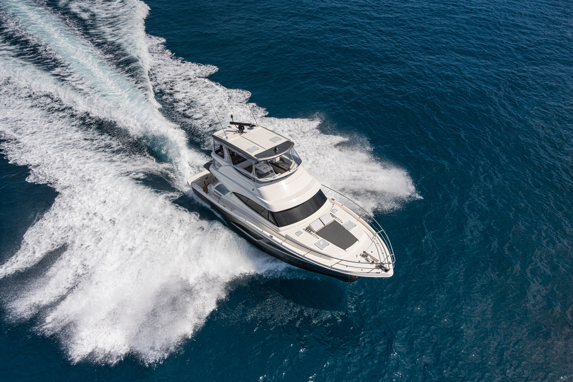 Riviera 46 SMY – Riviera 46 Sports Motor Yacht Running 05