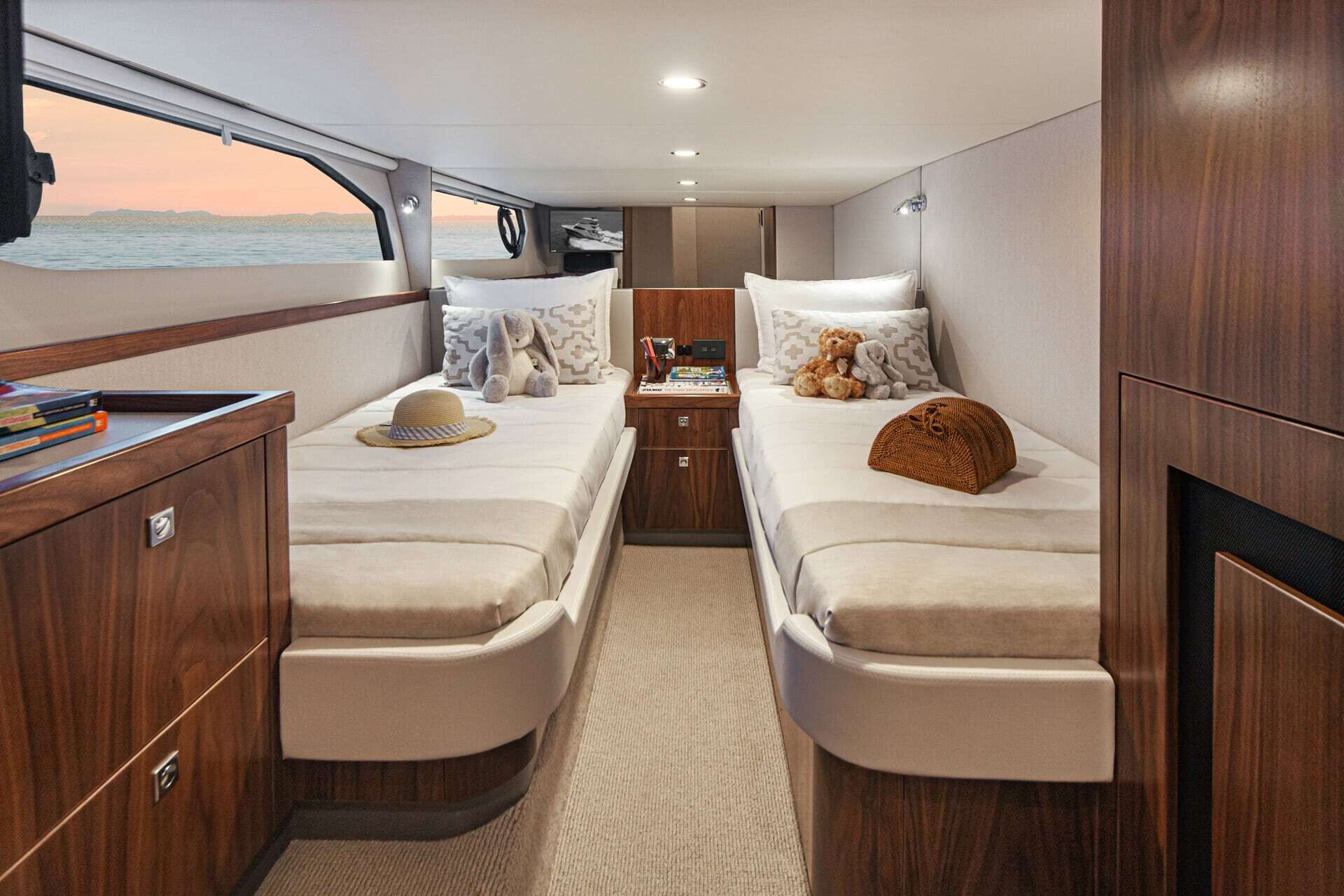 Riviera 46 SMY – Riviera 46 Sports Motor Yacht Starboard Cabin