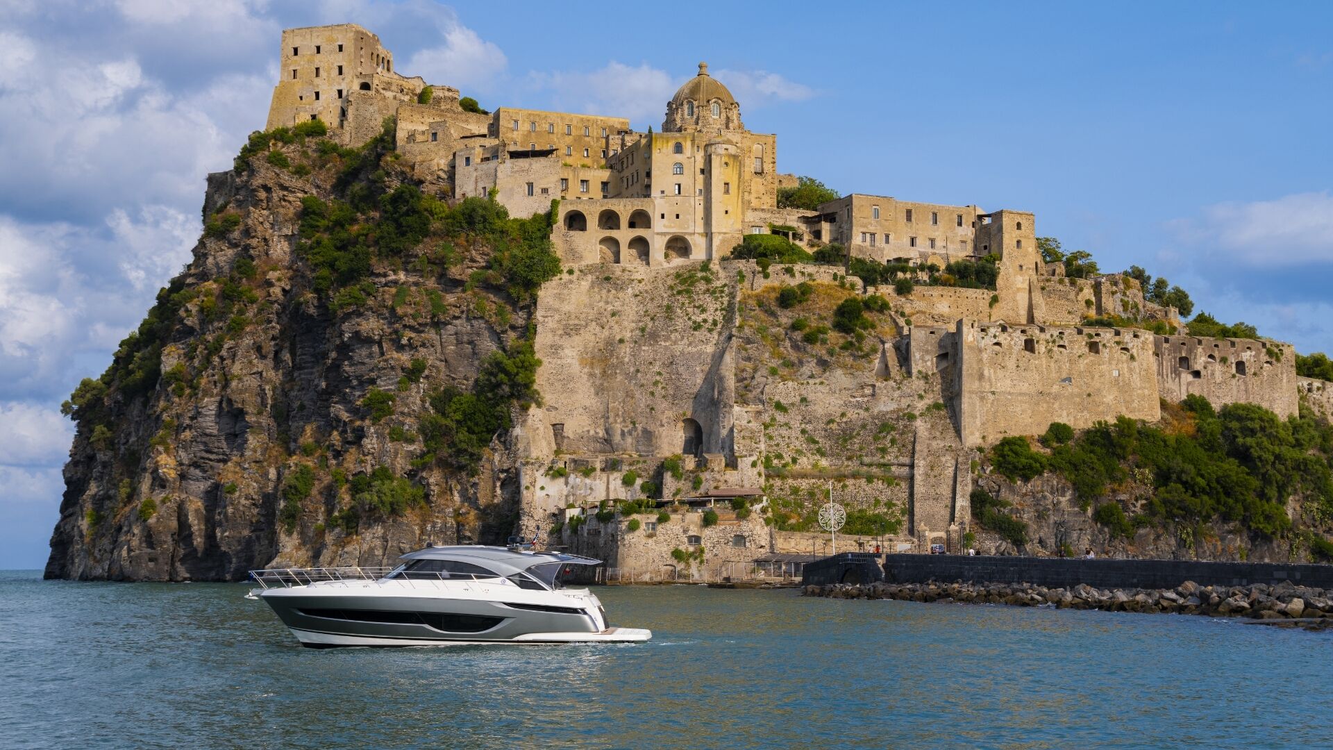 Riviera 4600 SY – Riviera 4600 Sport Yacht Platinum Edition Anchored 014