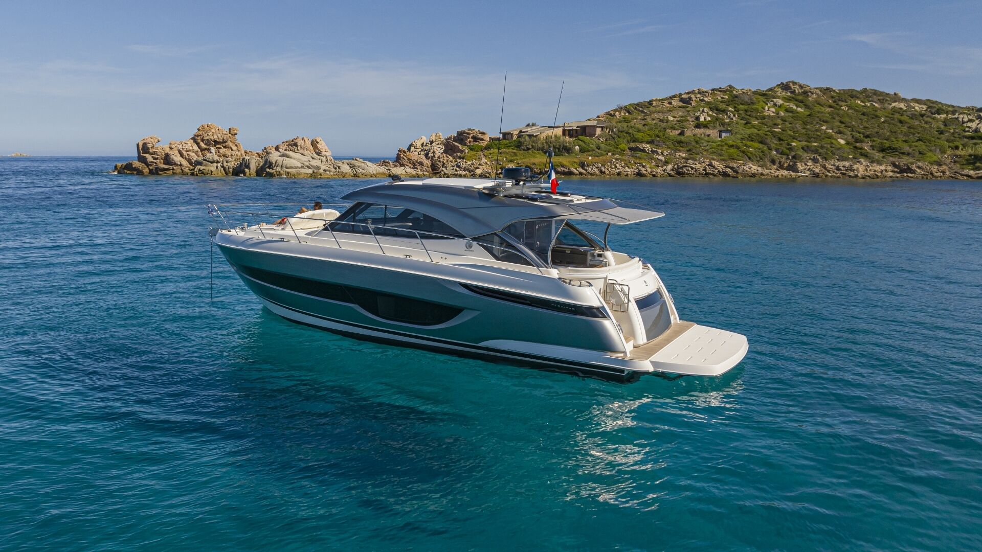 Riviera 4600 SY – Riviera 4600 Sport Yacht Platinum Edition Anchored 08