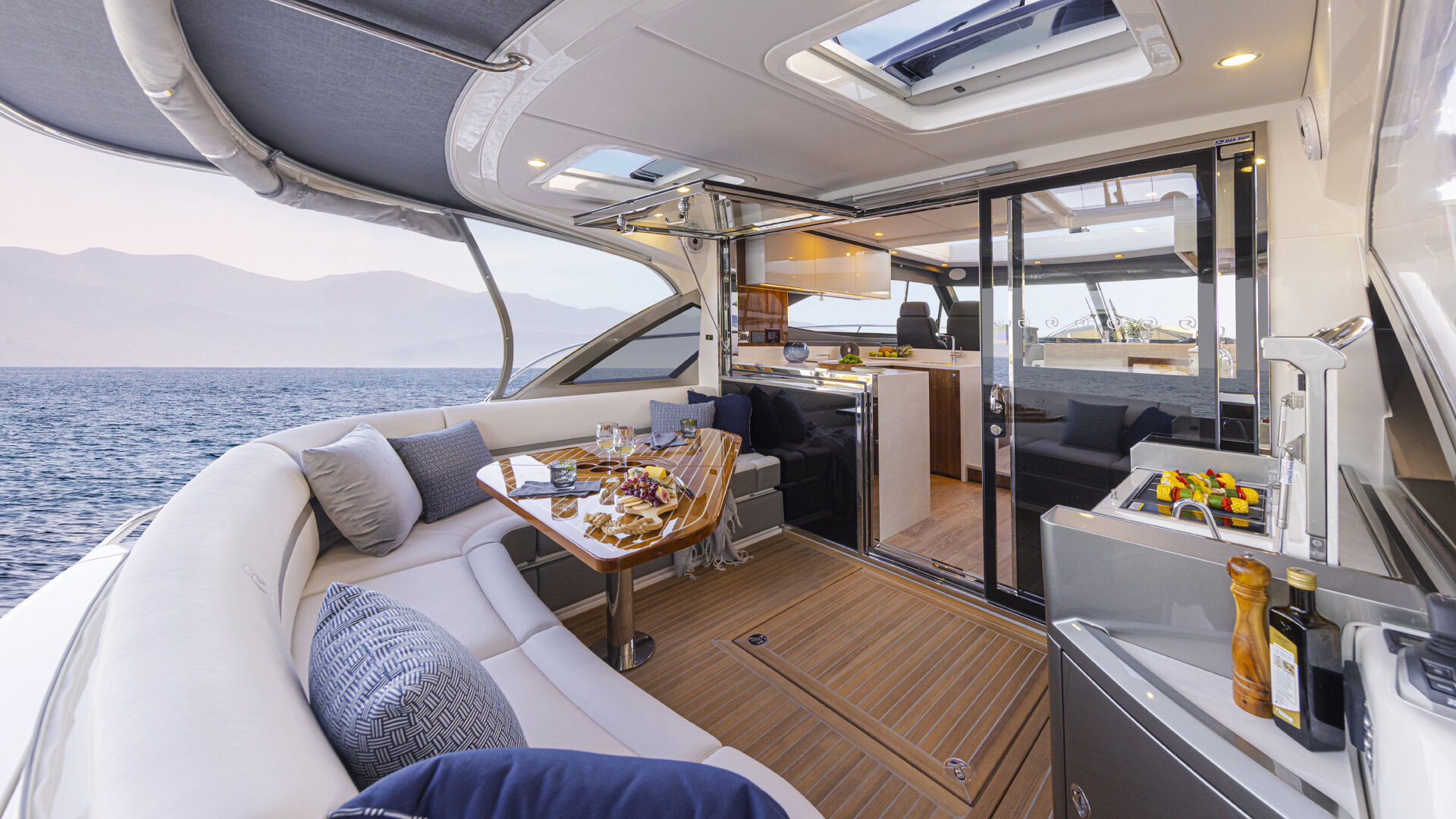 Riviera 4600 SY – Riviera 4600 Sport Yacht Platinum Edition Cockpit 01 W
