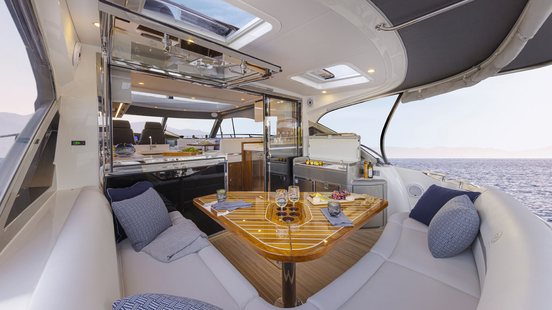 Riviera 4600 SY – Riviera 4600 Sport Yacht Platinum Edition Cockpit 02 W