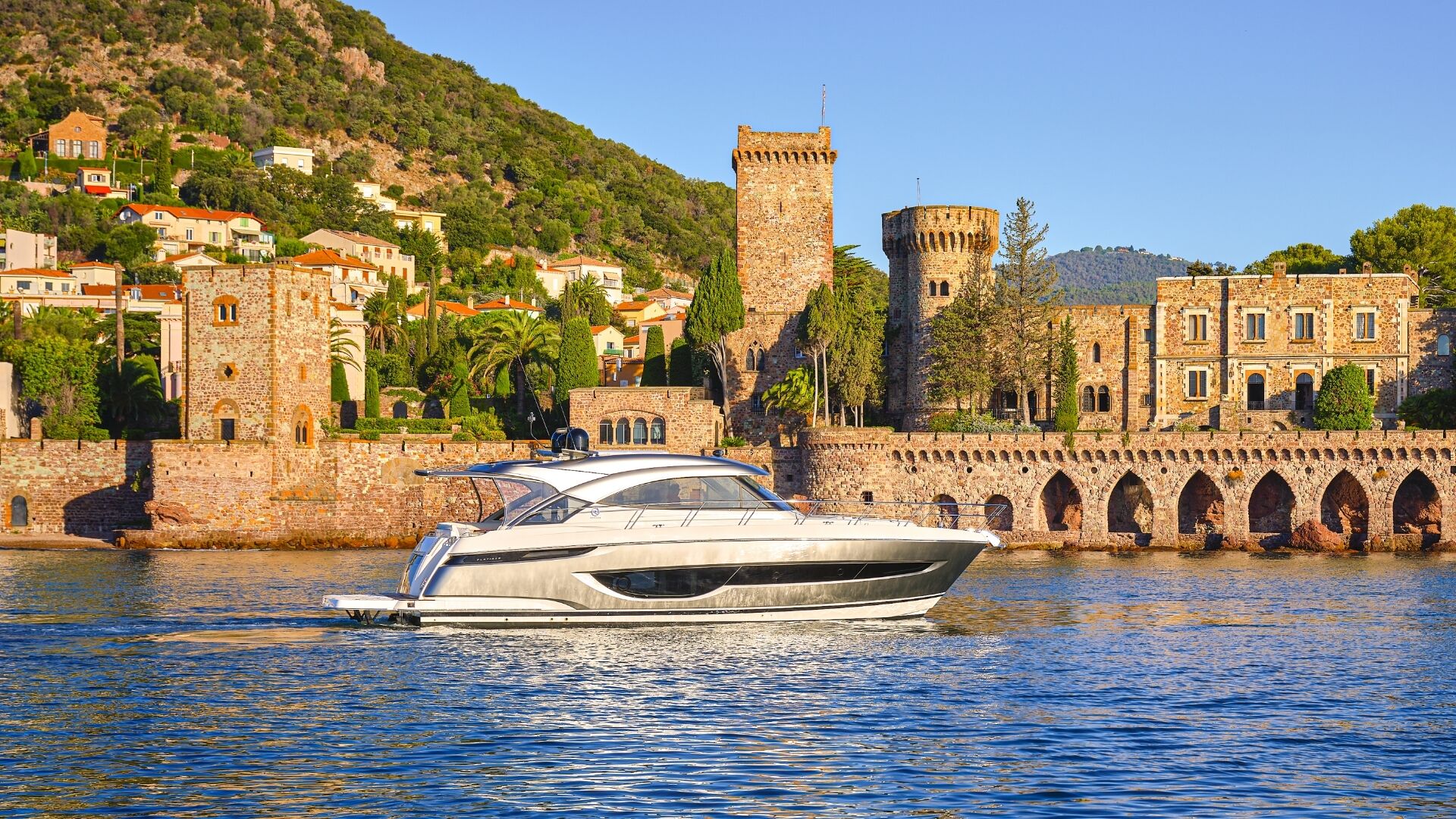 Riviera 4600 SY – Riviera 4600 Sport Yacht Platinum Edition Cruising 01