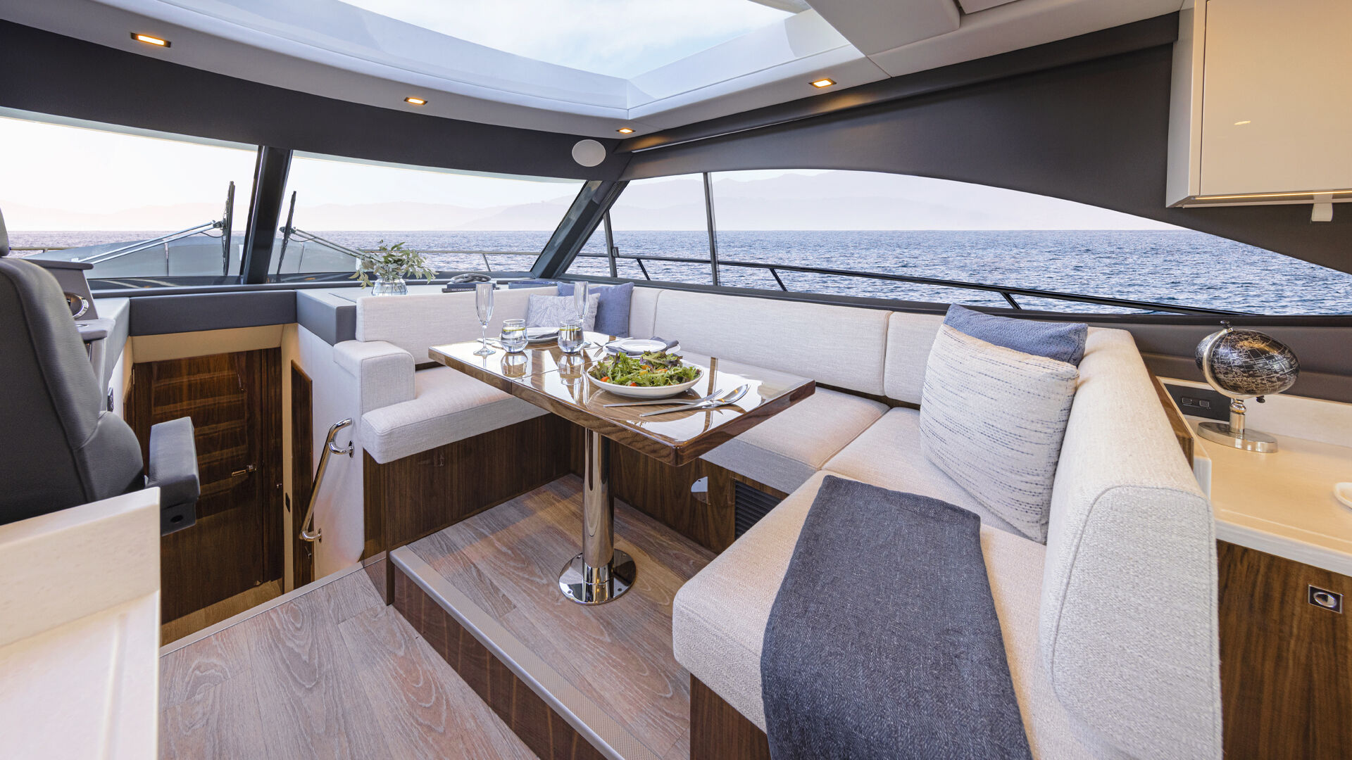 Riviera 4600 SY – Riviera 4600 Sport Yacht Platinum Edition Dining 01 W