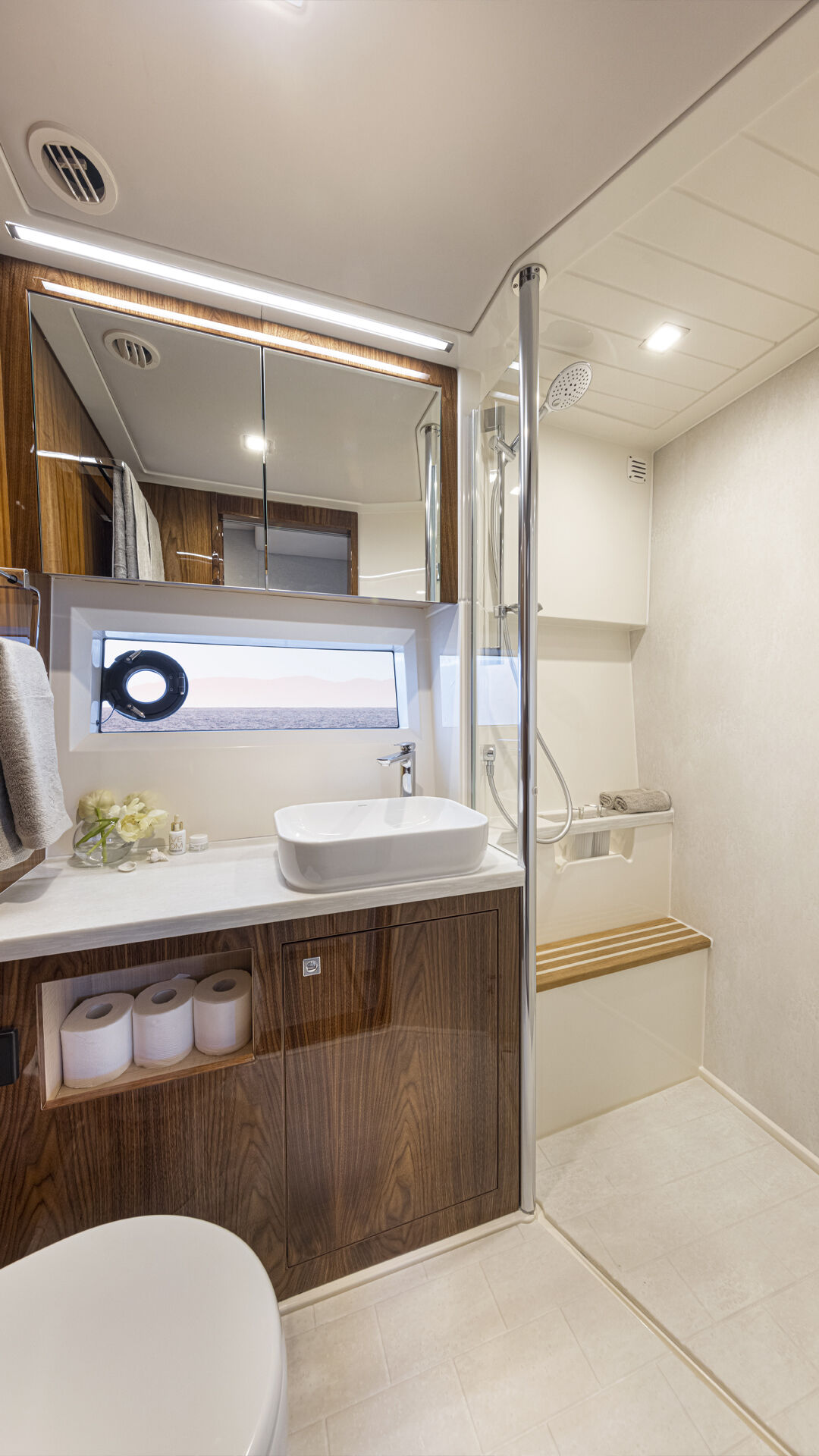 Riviera 4600 SY – Riviera 4600 Sport Yacht Platinum Edition Ensuite 01 W