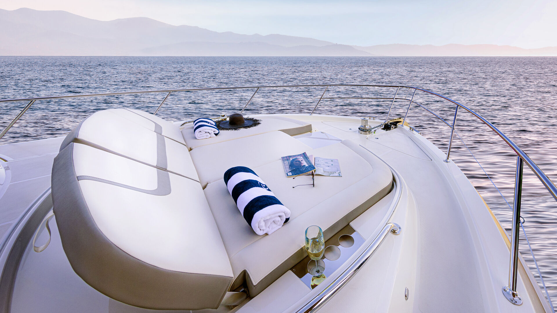 Riviera 4600 SY – Riviera 4600 Sport Yacht Platinum Edition Foredeck 01 W