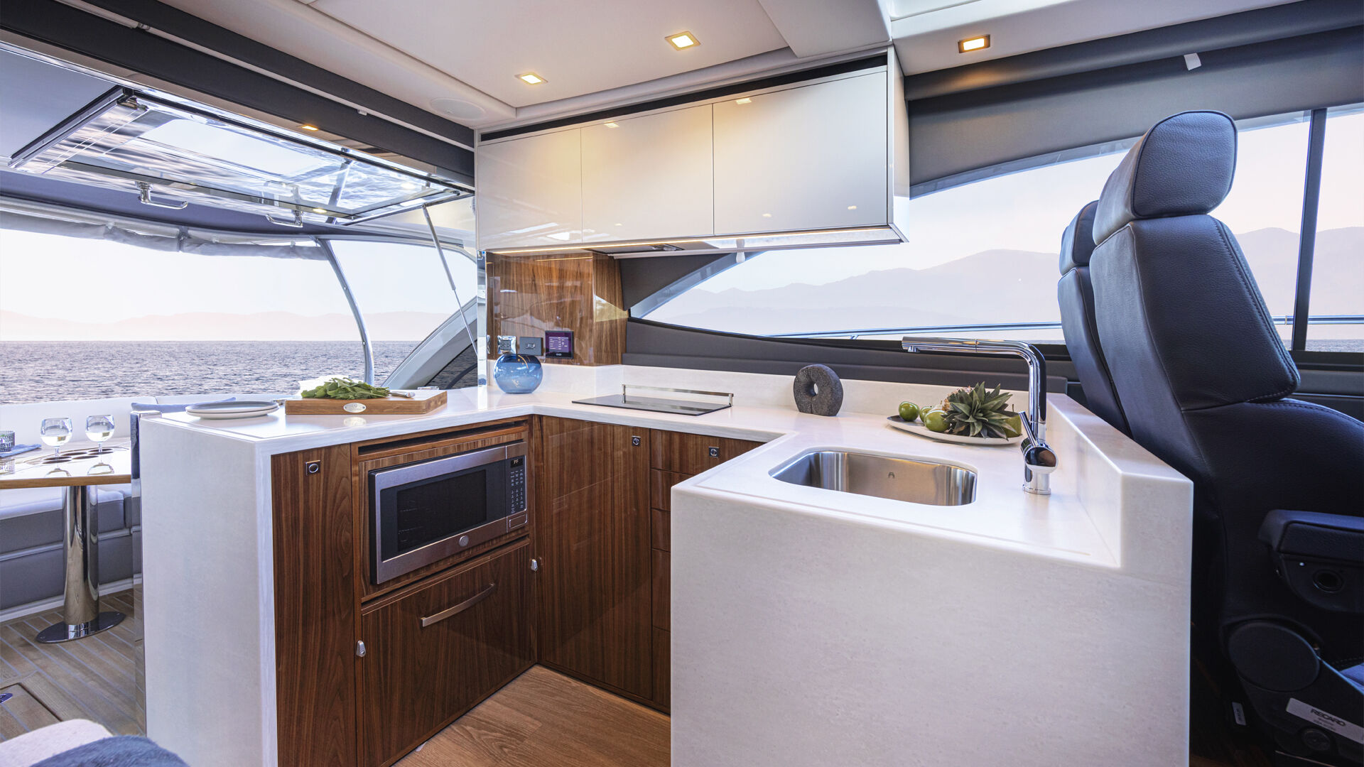 Riviera 4600 SY – Riviera 4600 Sport Yacht Platinum Edition Galley 01 W