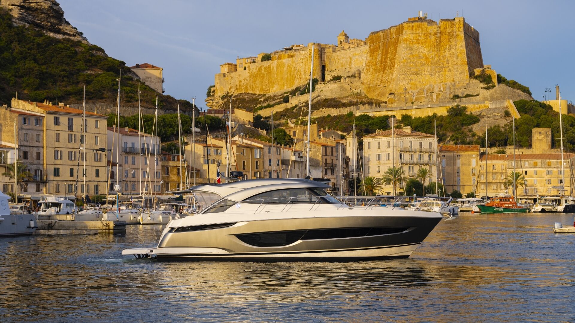 Riviera 4600 SY – Riviera 4600 Sport Yacht Platinum Edition Harbour 03