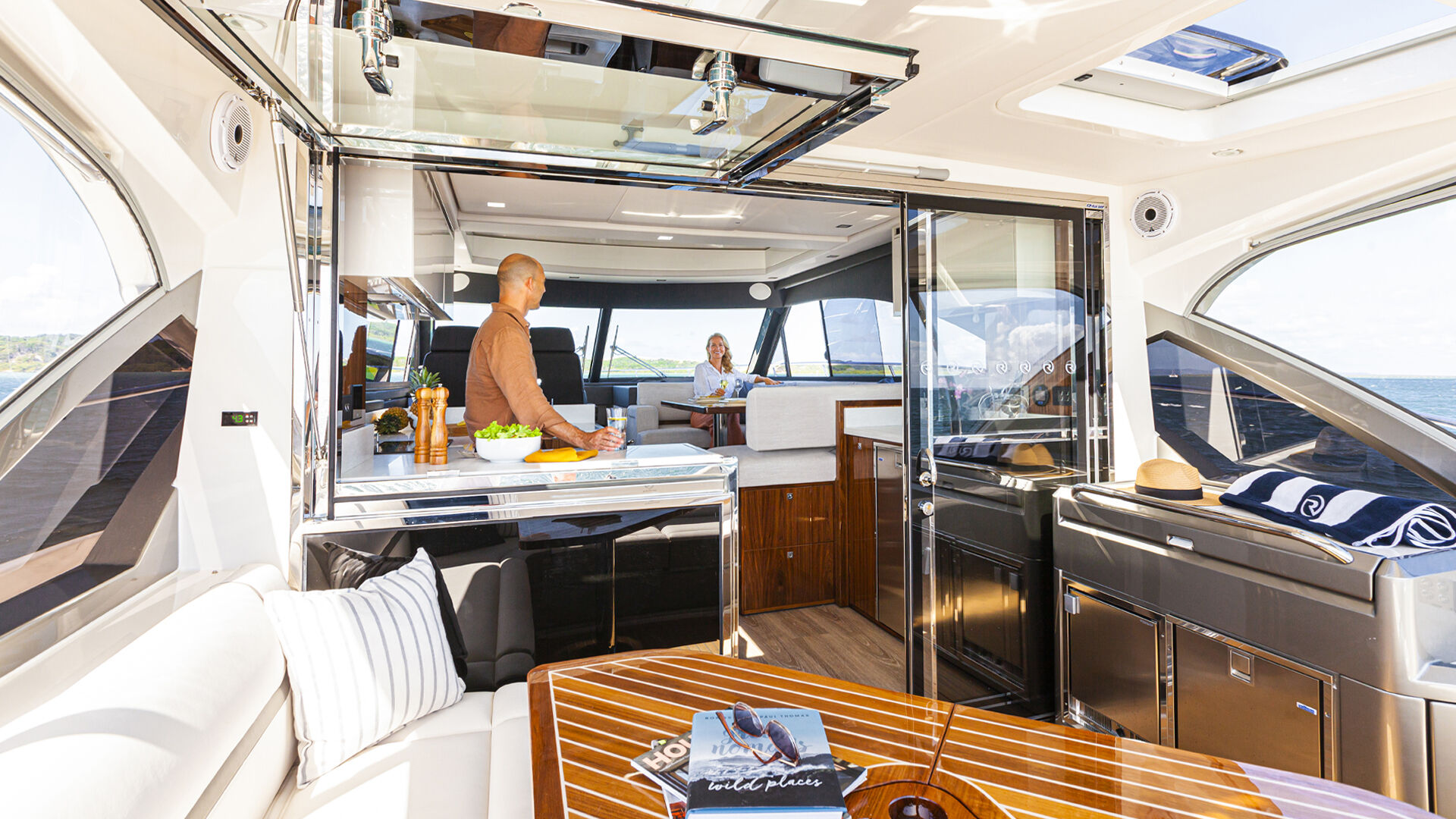Riviera 4600 SY – Riviera 4600 Sport Yacht Platinum Edition Interior Lifestyle 01 W