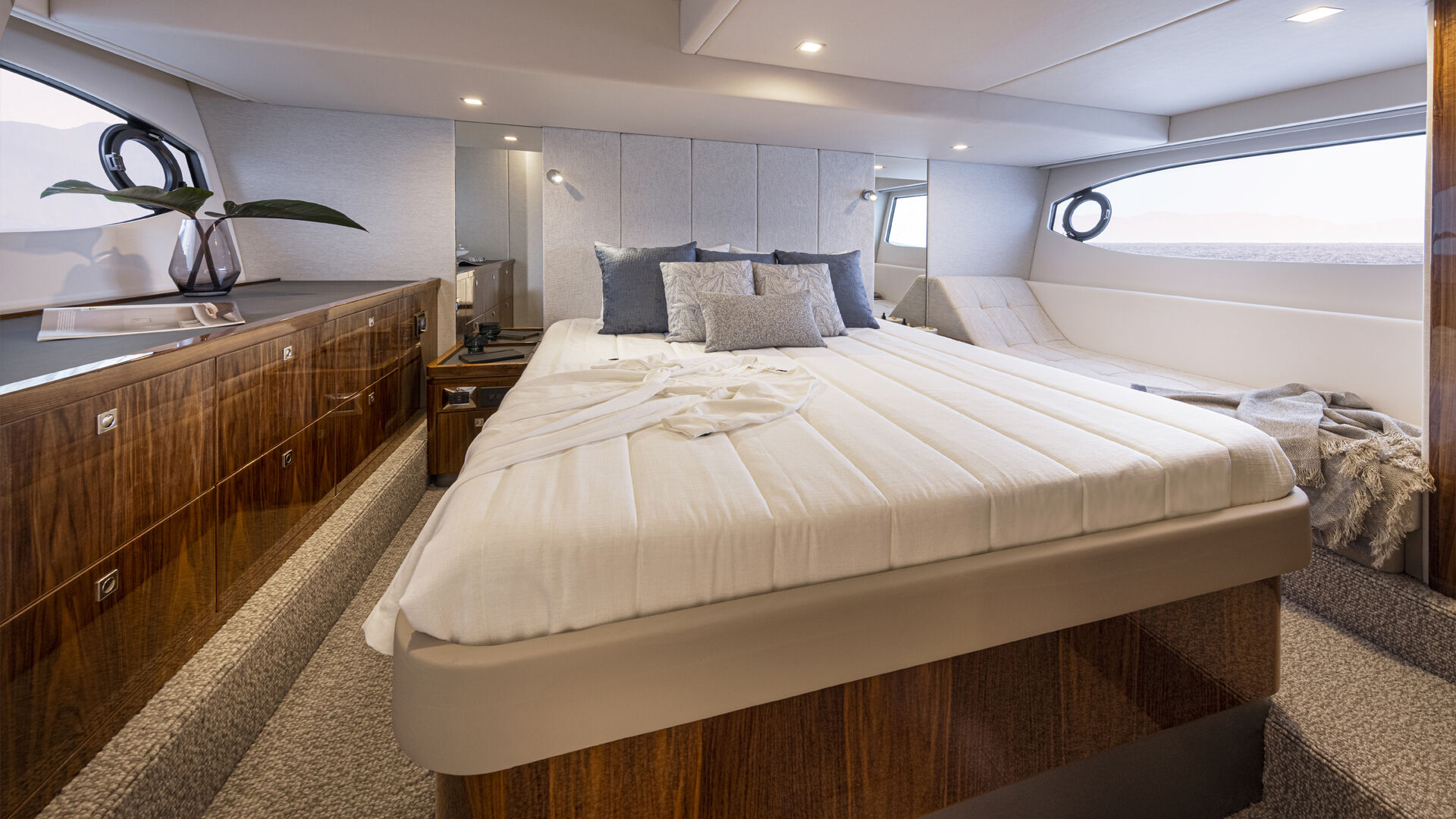 Riviera 4600 SY – Riviera 4600 Sport Yacht Platinum Edition Master Stateroom 01 W