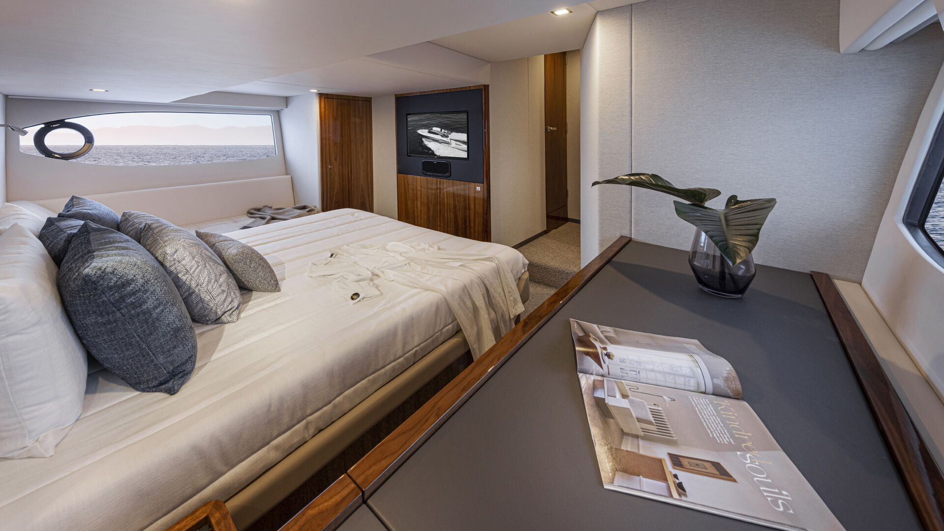 Riviera 4600 SY – Riviera 4600 Sport Yacht Platinum Edition Master Stateroom 02 W