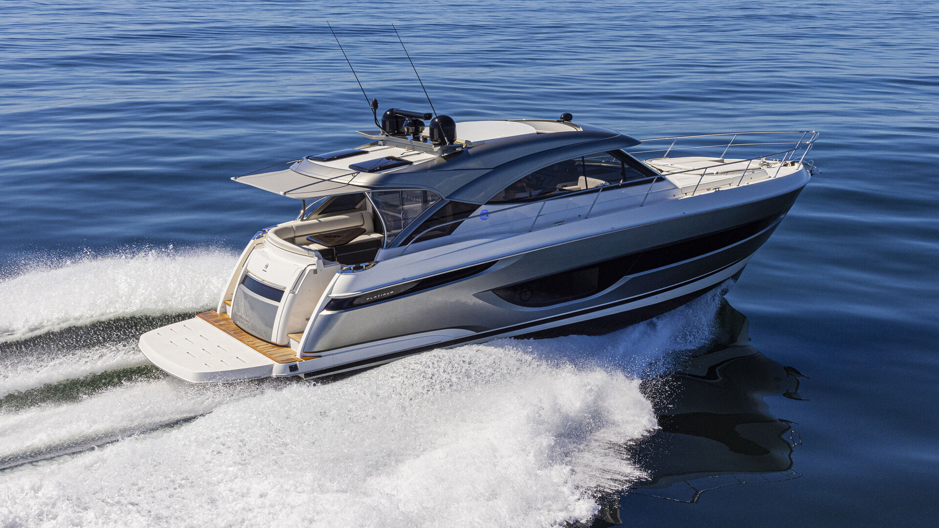 Riviera 4600 SY running shot