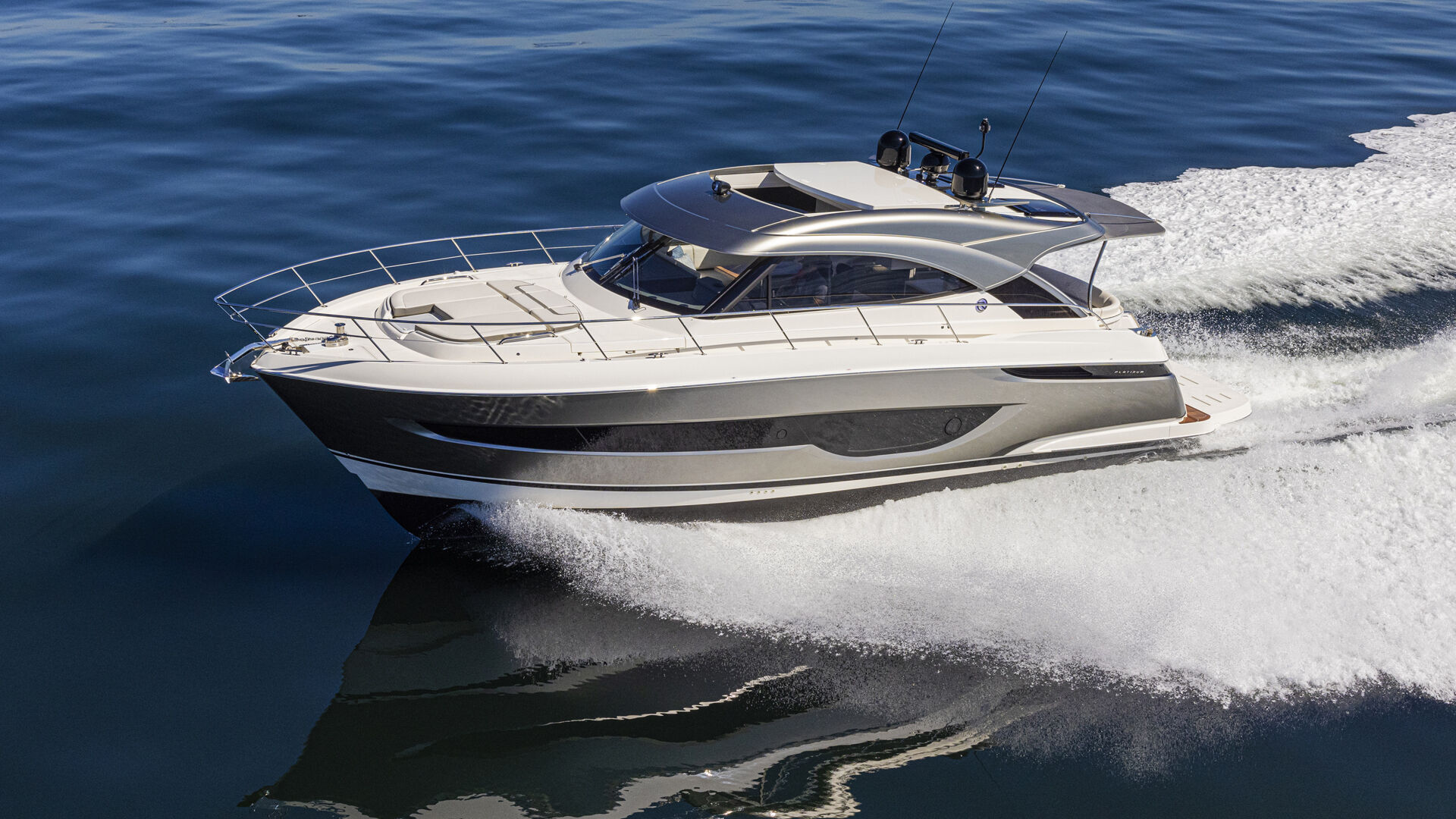 Riviera 4600 SY – Riviera 4600 Sport Yacht Platinum Edition Running 012 W