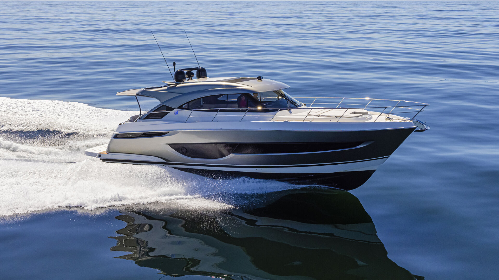 Riviera 4600 SY – Riviera 4600 Sport Yacht Platinum Edition Running 014 W