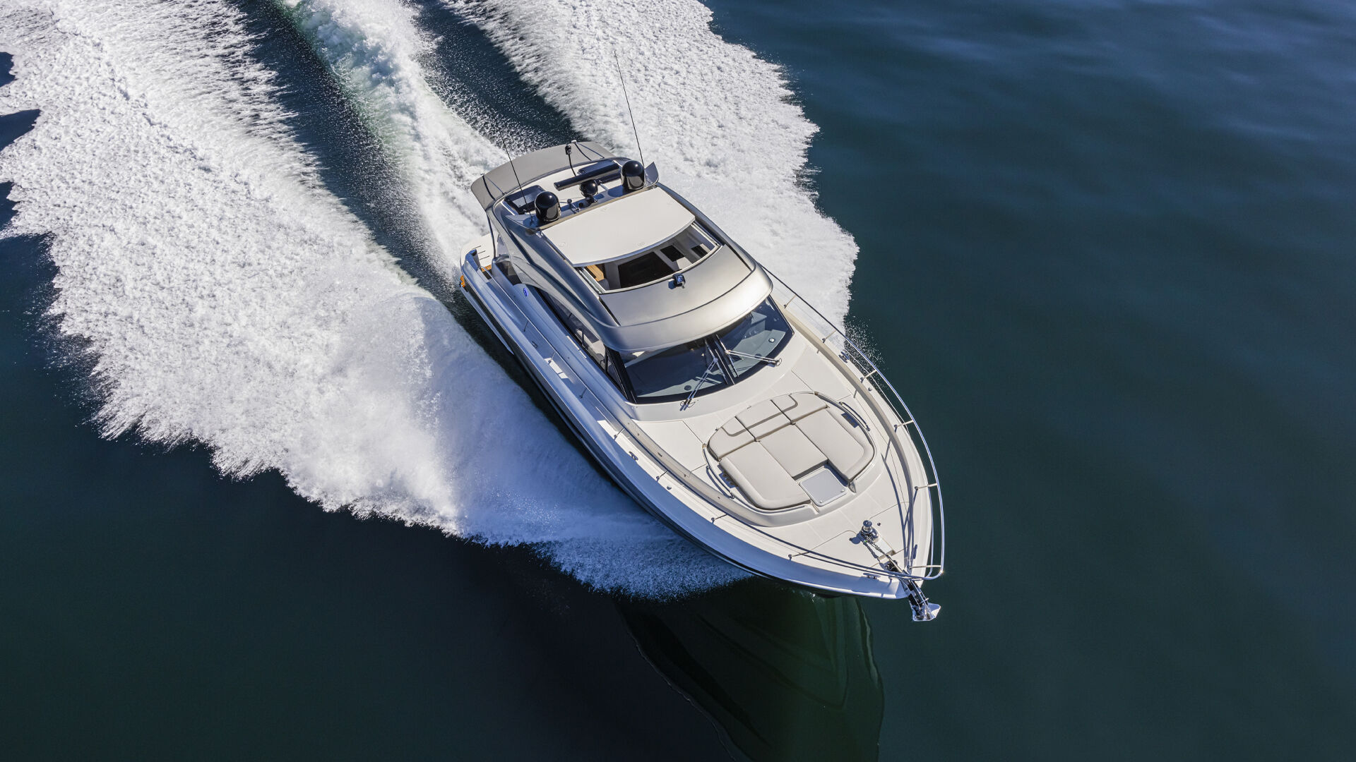 Riviera 4600 SY – Riviera 4600 Sport Yacht Platinum Edition Running 02 W
