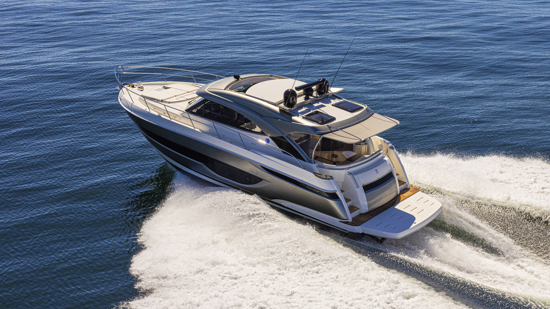 Riviera 4600 SY – Riviera 4600 Sport Yacht Platinum Edition Running 021 W