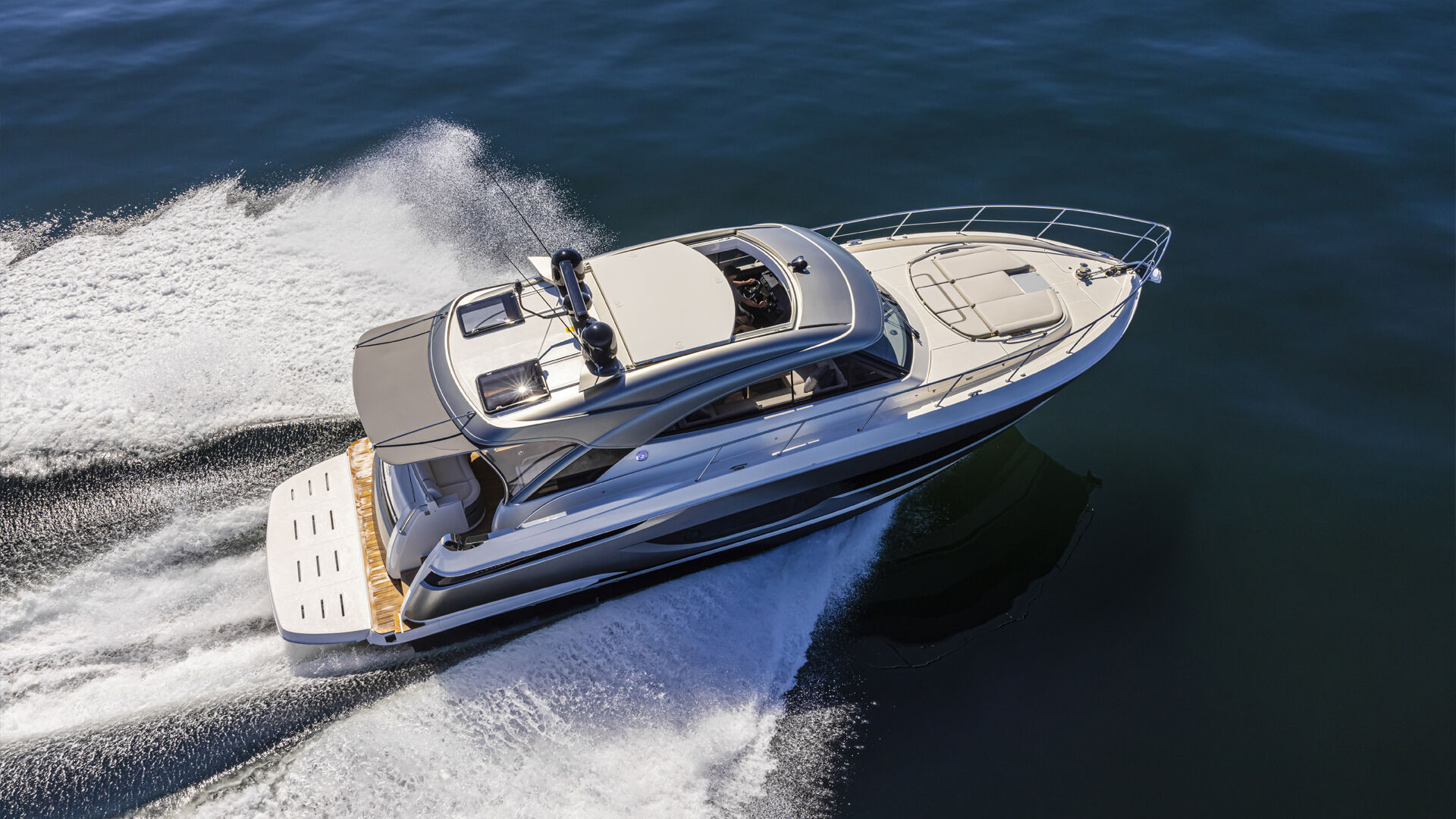 Riviera 4600 SY – Riviera 4600 Sport Yacht Platinum Edition Running 06 W
