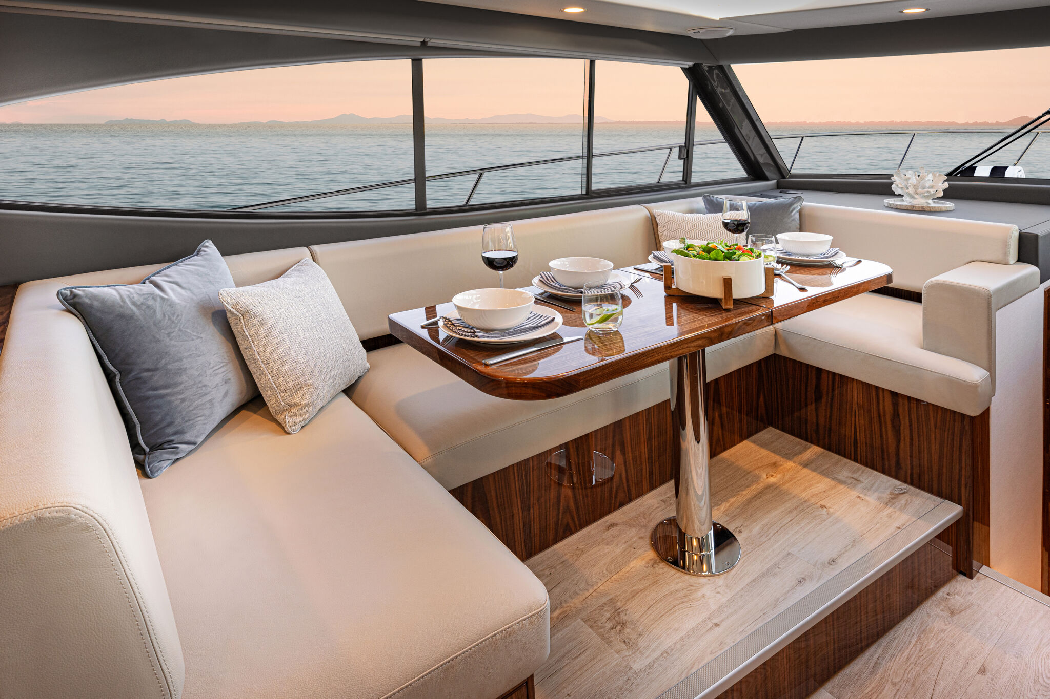 Riviera 465 SUV – Riviera 465 SUV Dining 01