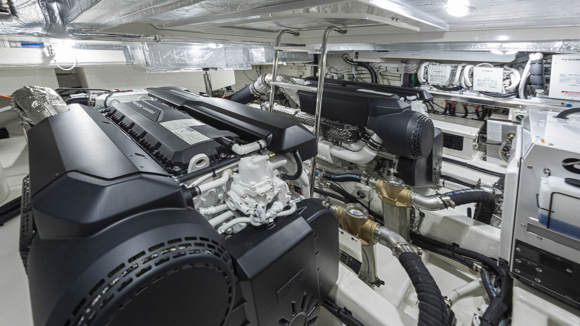 Riviera 465 SUV – Riviera 465 SUV Engine Room 01