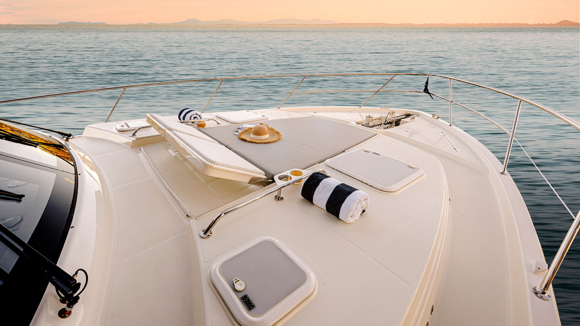 Riviera 465 SUV – Riviera 465 SUV Foredeck 01