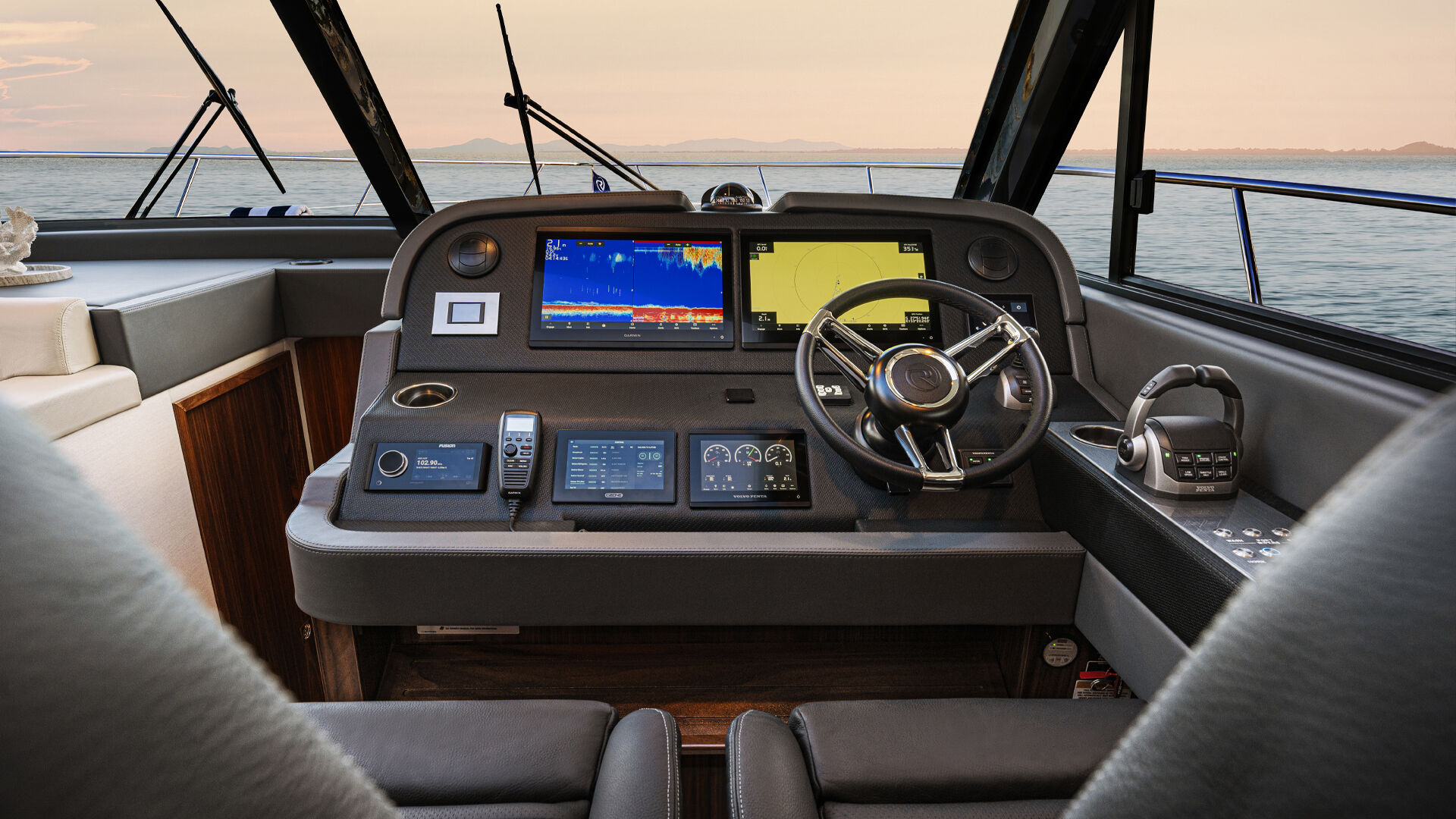 Riviera 465 SUV – Riviera 465 SUV Helm 01