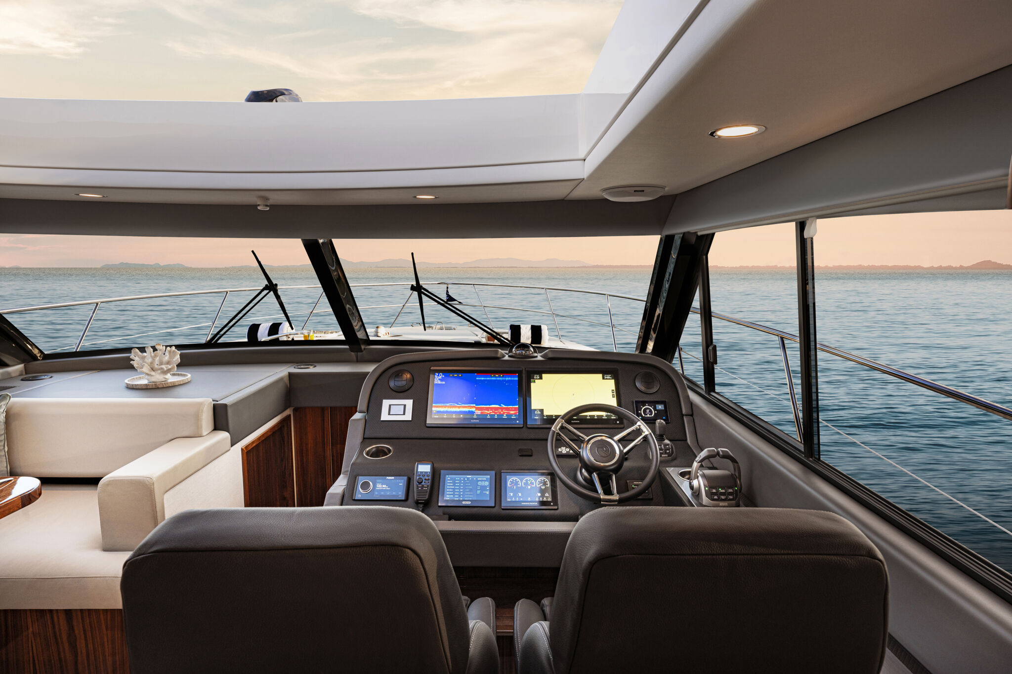 Riviera 465 SUV – Riviera 465 SUV Helm 02