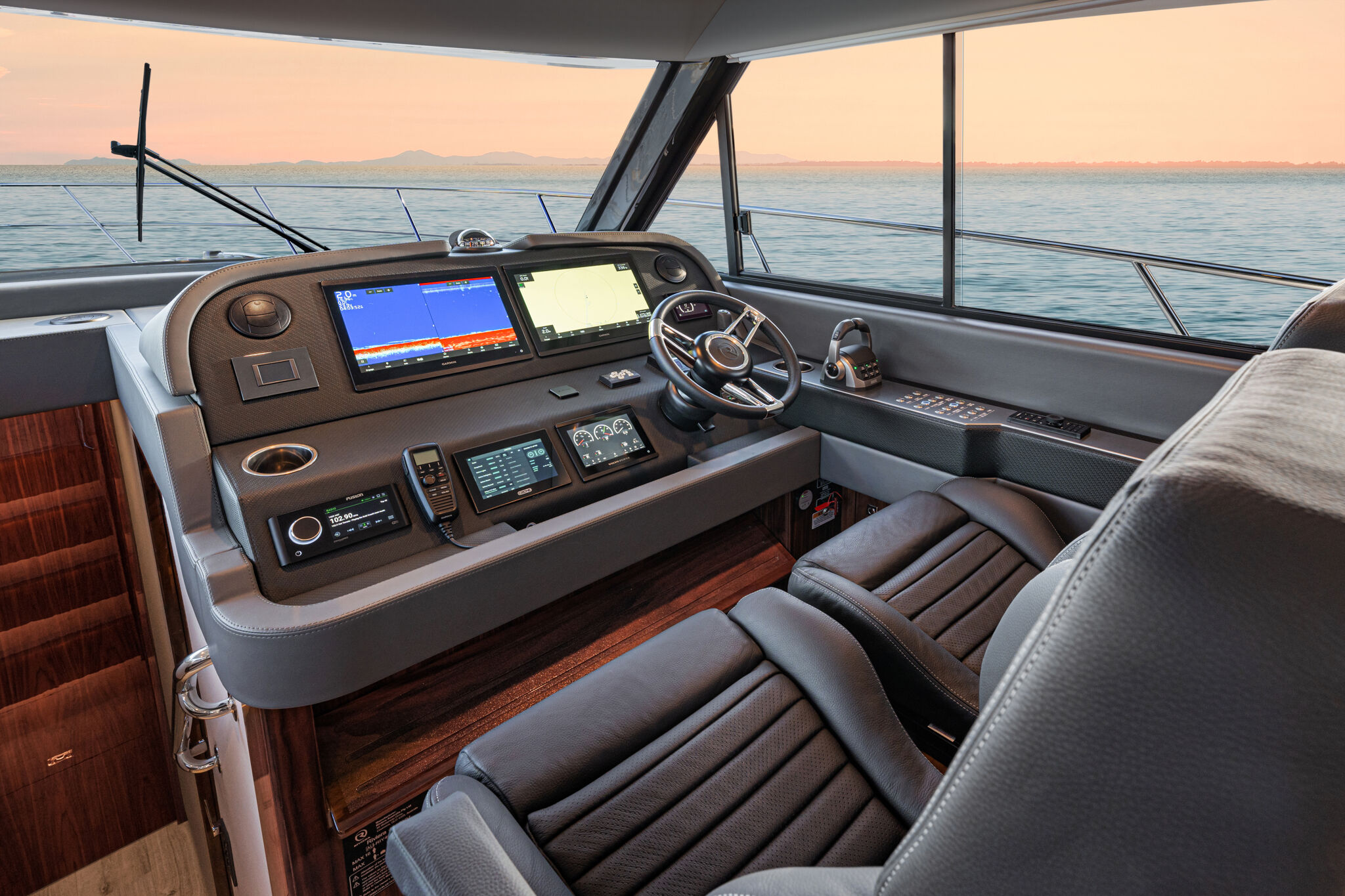 Riviera 465 SUV – Riviera 465 SUV Helm 03