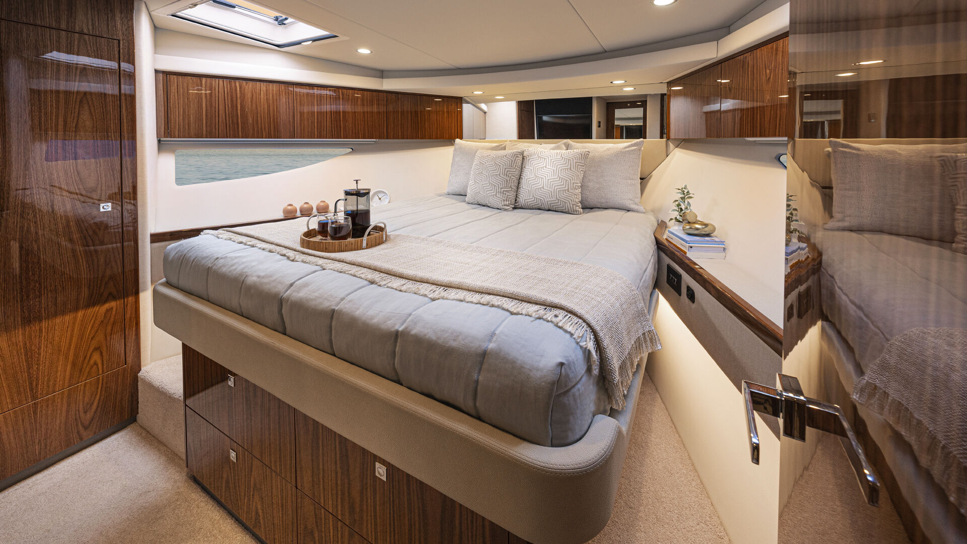 Riviera 465 SUV – Riviera 465 SUV Master Stateroom 01