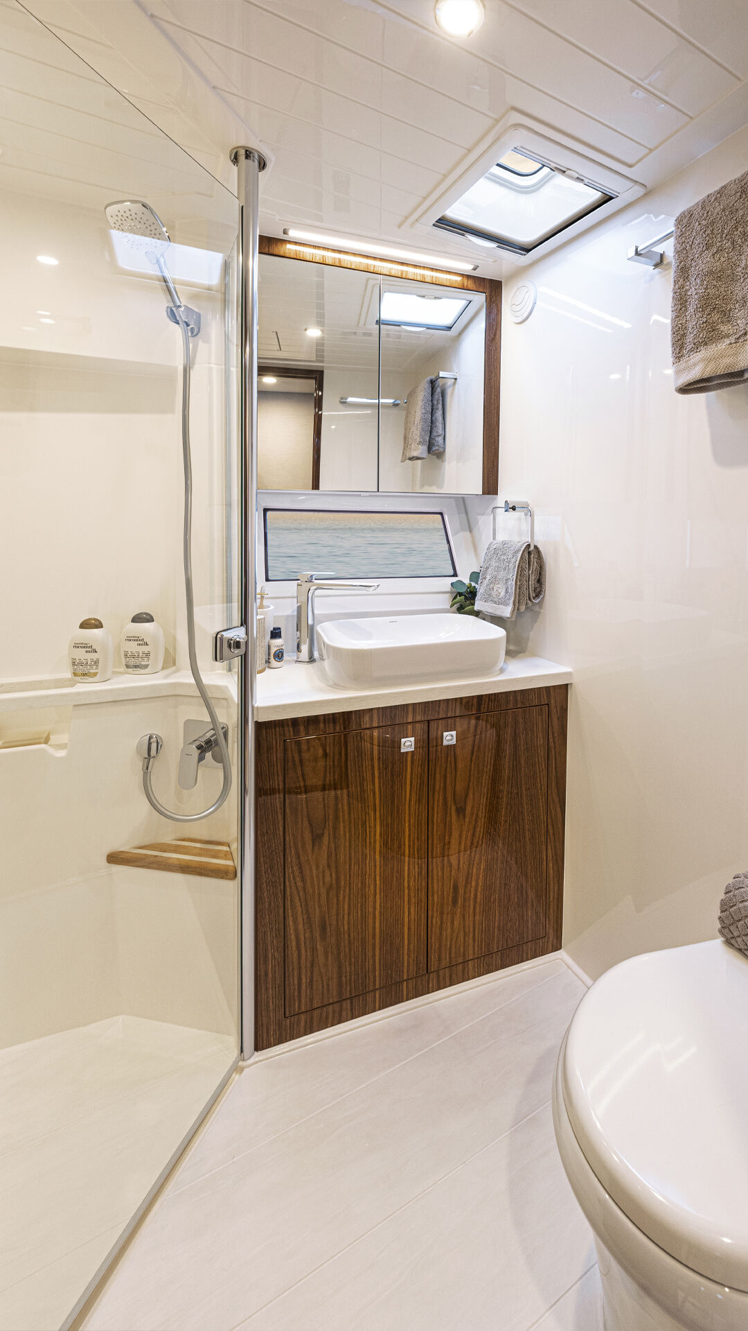 Riviera 465 SUV – Riviera 465 SUV Port Ensuite and Dayhead 01