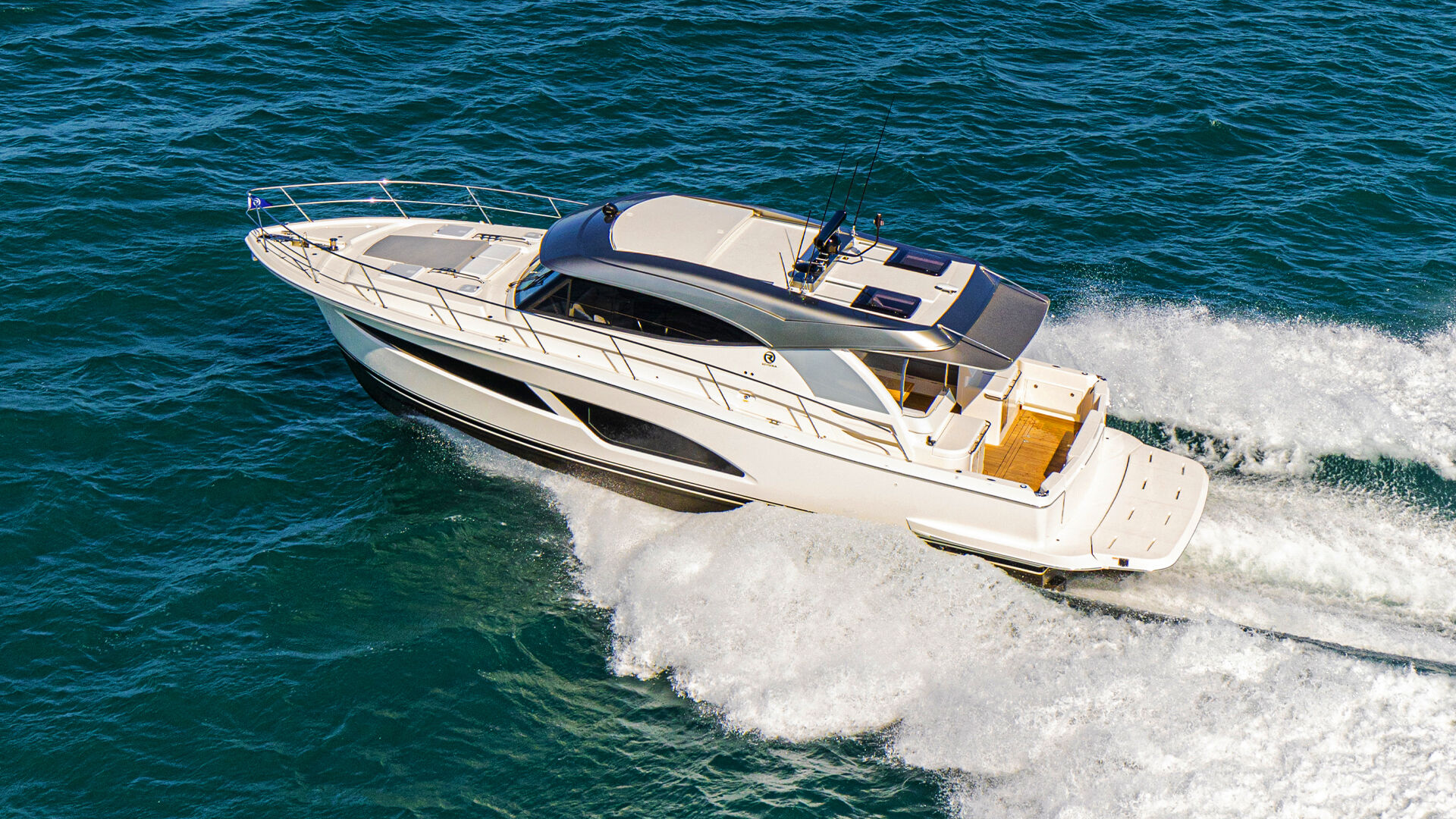 Riviera 465 SUV running shot