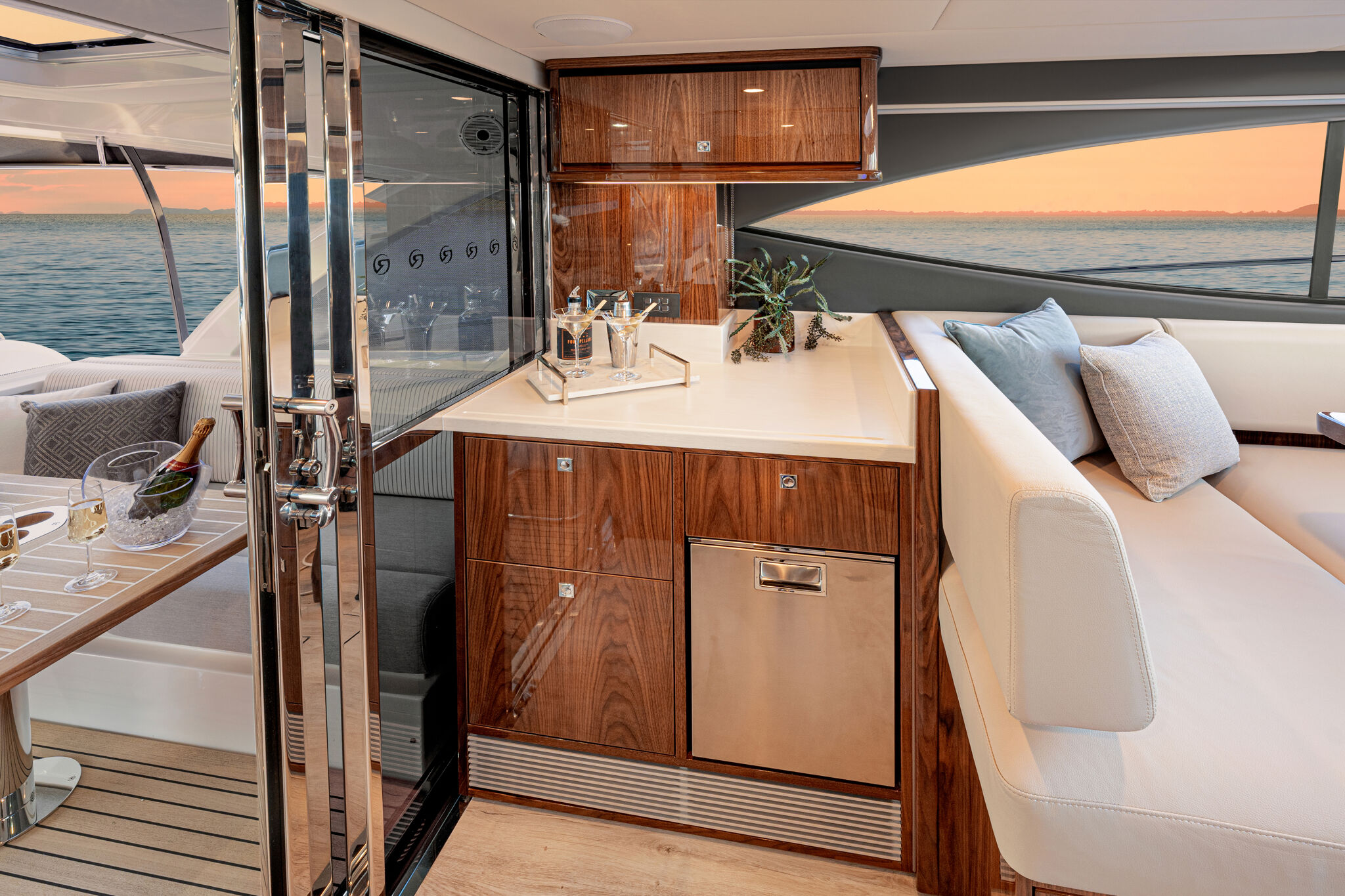Riviera 465 SUV – Riviera 465 SUV Wet Bar 01