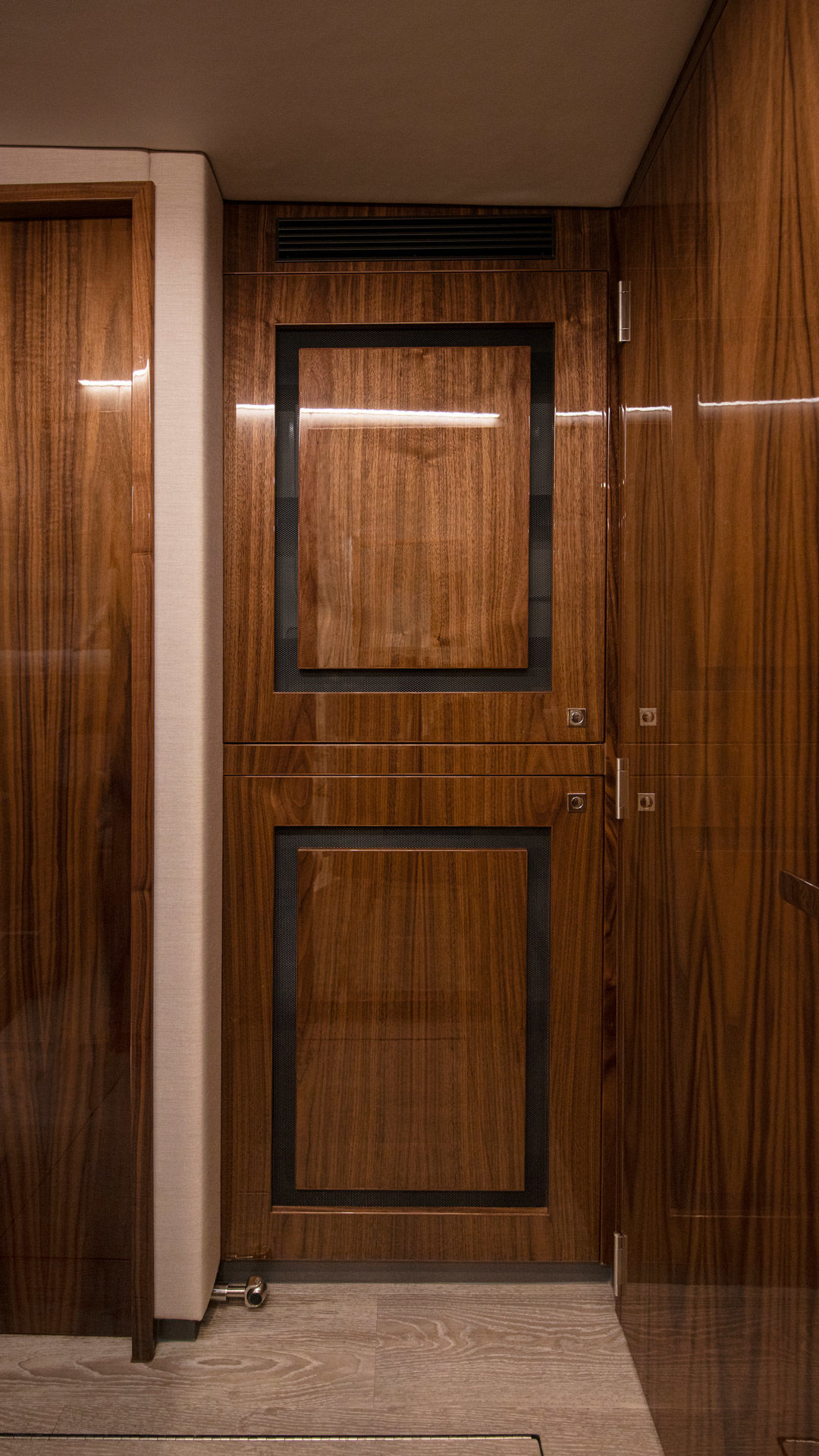Riviera 505 SUV – Riviera 505 SUV Laundry 01 Gloss Walnut Timber Finish