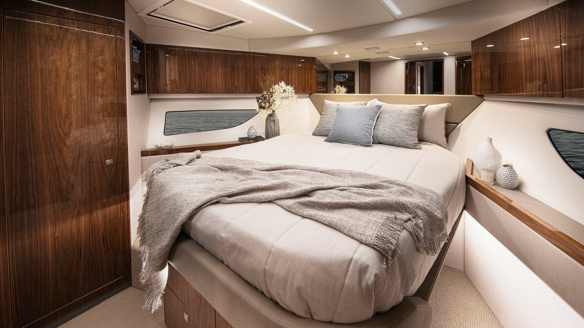 Riviera 505 SUV – Riviera 505 SUV VIP Forward Stateroom 01 Gloss Walnut Timber Finish