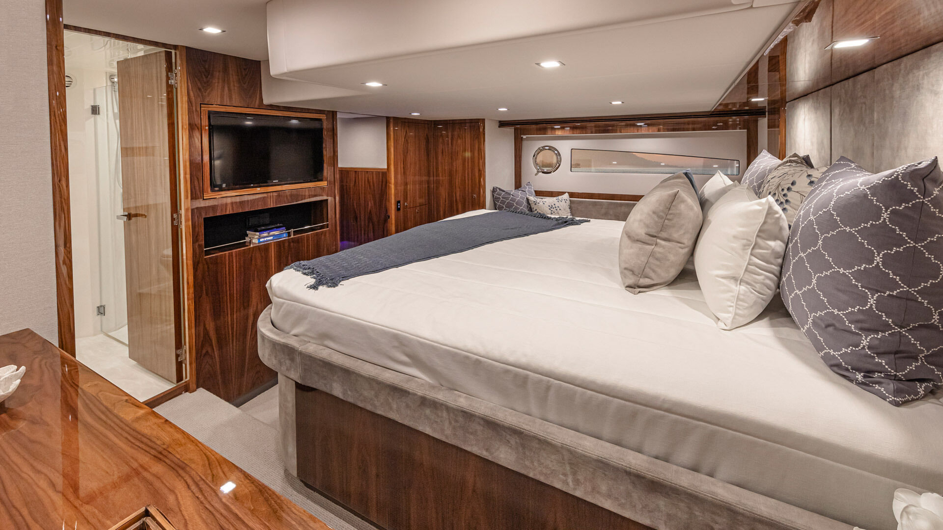 Riviera 5400 SY – Riviera 5400 Sport Yacht Platinum Edition Forward Master Stateroom Gloss Walnut Timber Finish 02