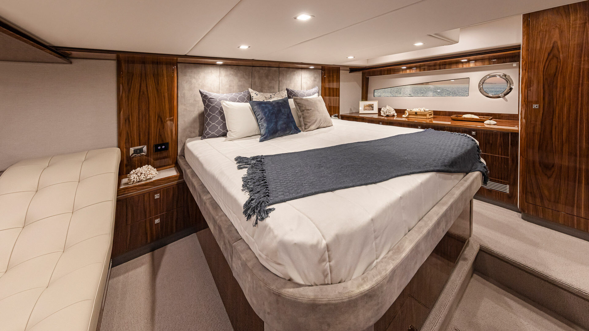 Riviera 5400 SY – Riviera 5400 Sport Yacht Platinum Edition Forward Master Stateroom Gloss Walnut Timber Finish 03 2