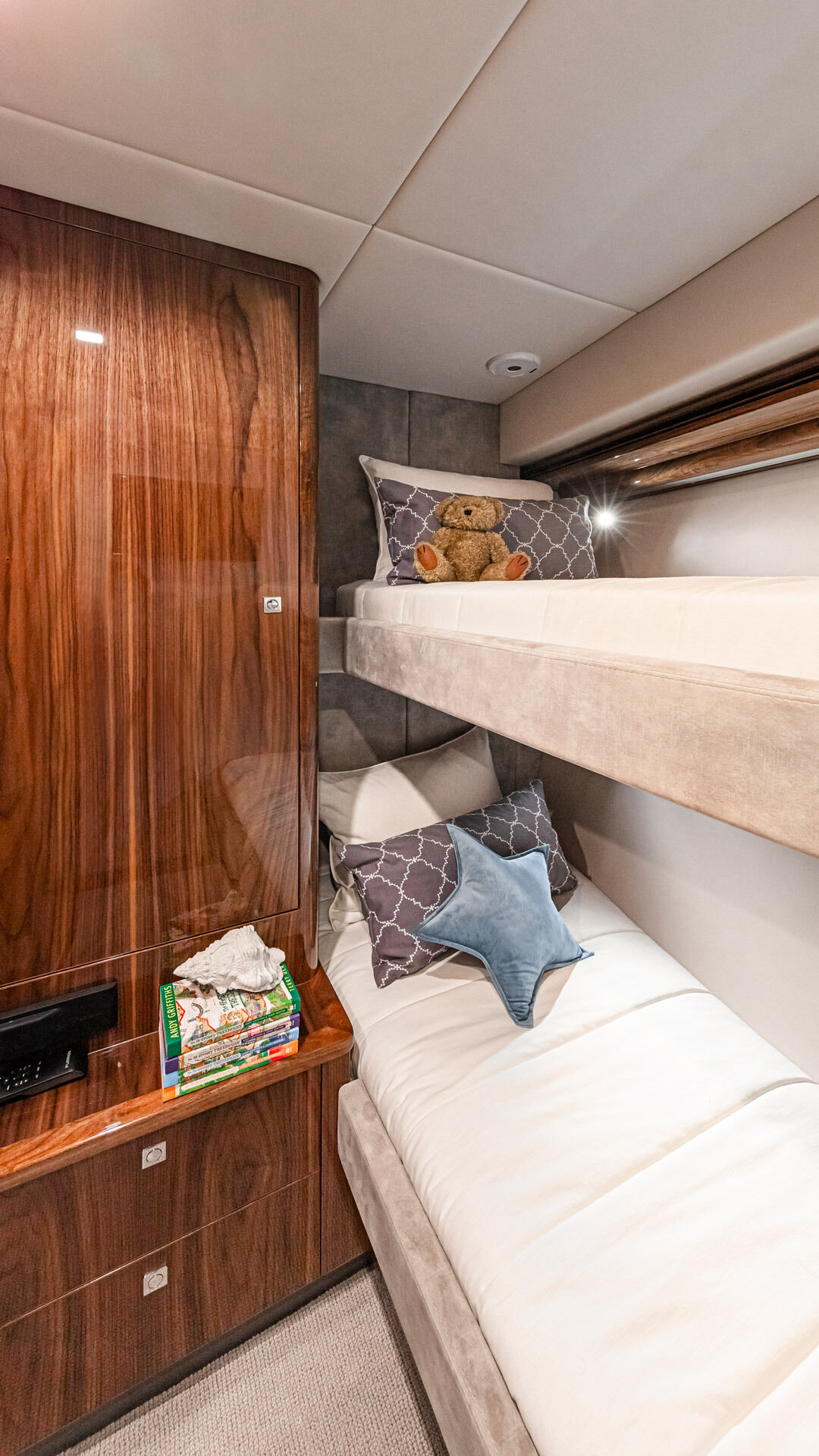 Riviera 5400 SY – Riviera 5400 Sport Yacht Platinum Edition Forward Port Stateroom Gloss Walnut Timber Finish 01