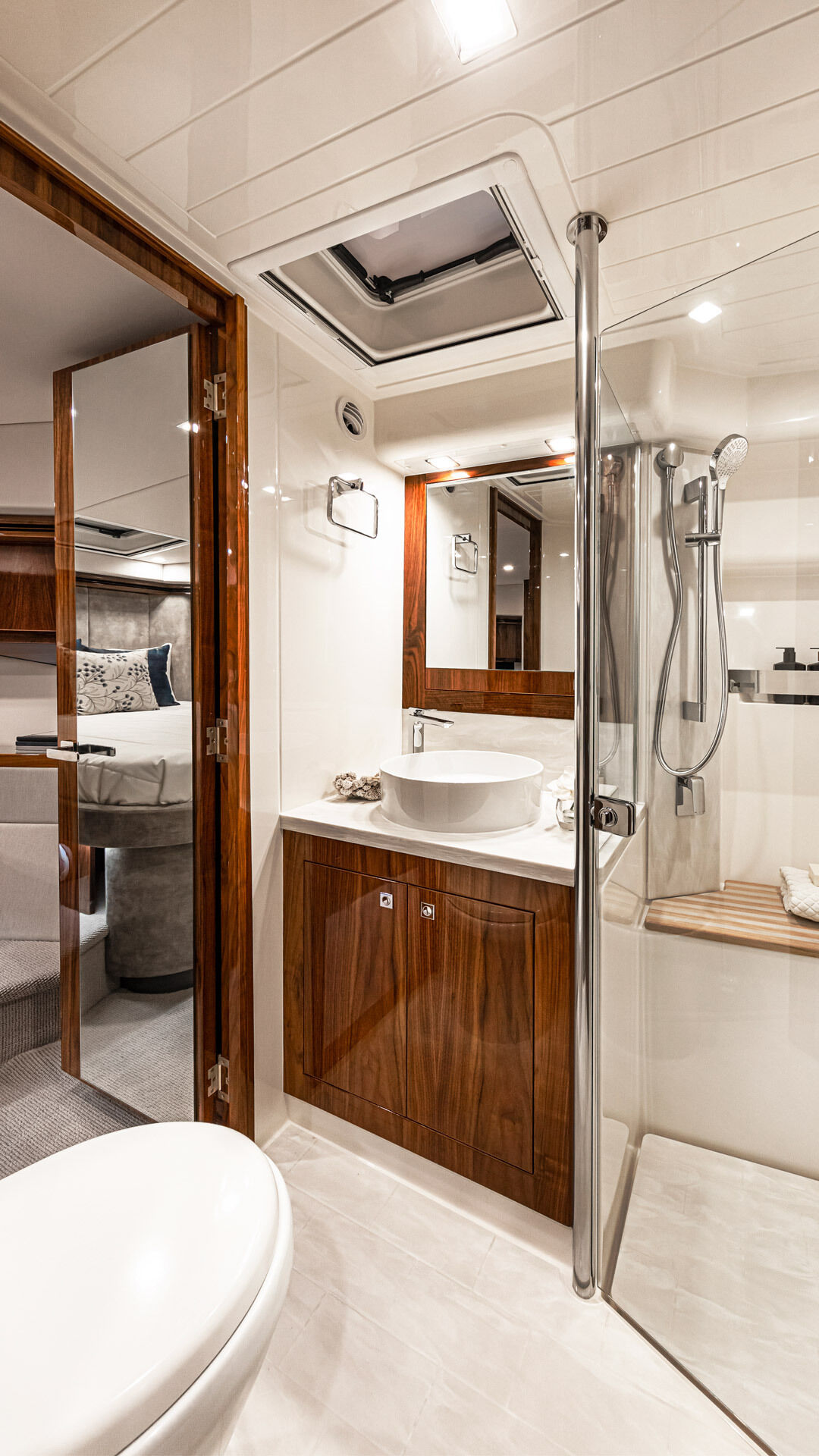 Riviera 5400 SY – Riviera 5400 Sport Yacht Platinum Edition Forward VIP Ensuite and Dayhead Gloss Walnut Timber Finish 02