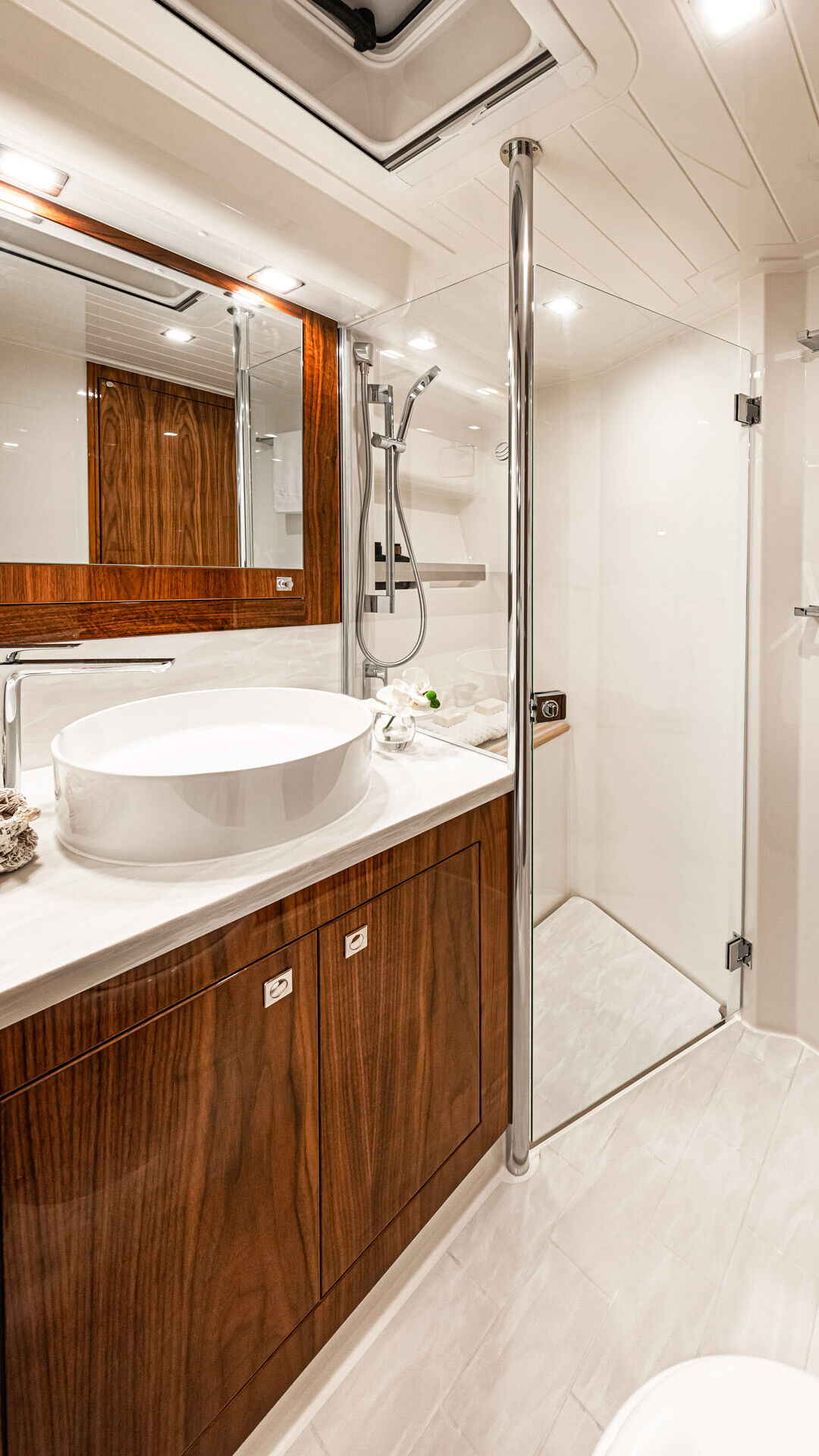 Riviera 5400 SY – Riviera 5400 Sport Yacht Platinum Edition Forward VIP Ensuite and Dayhead Gloss Walnut Timber Finish 03