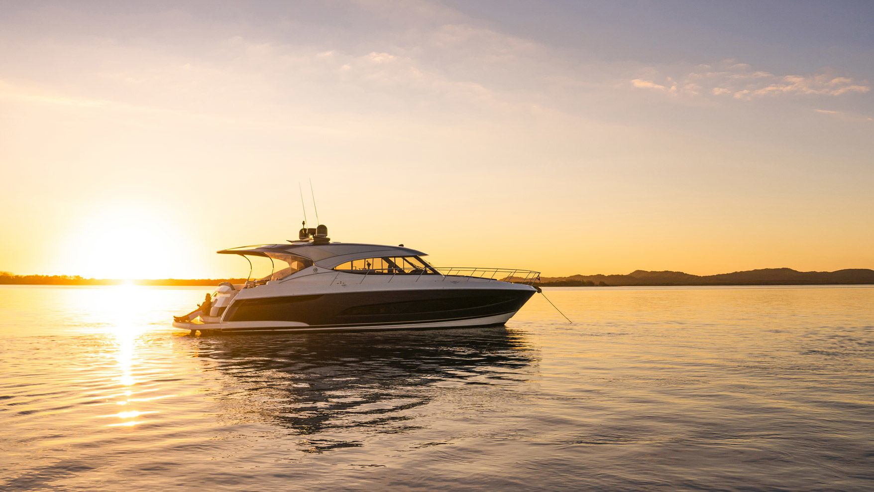 Riviera 5400 SY – Riviera 5400 Sport Yacht Platinum Edition Lifestyle 05