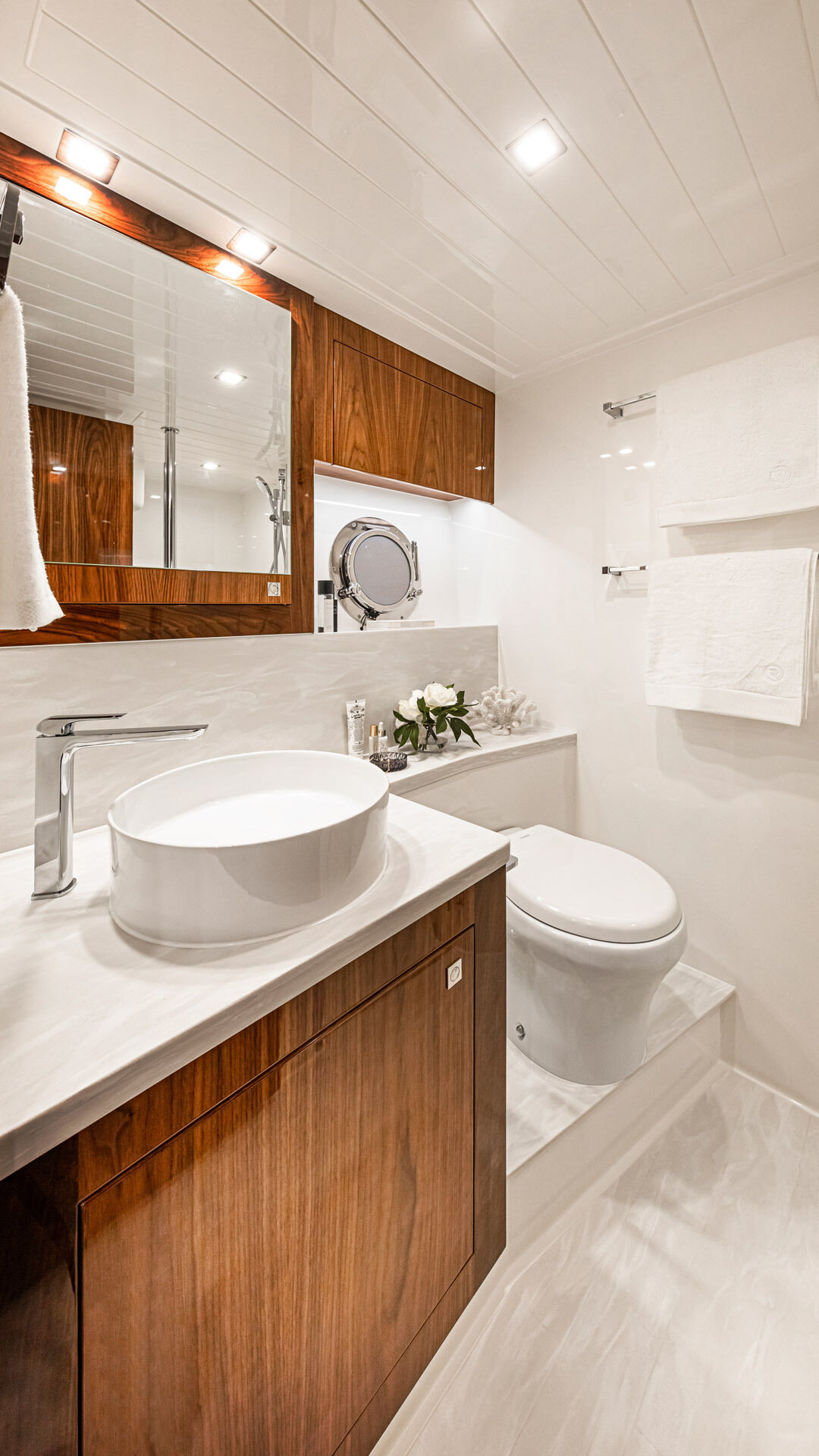 Riviera 5400 SY – Riviera 5400 Sport Yacht Platinum Edition Master Ensuite Gloss Walnut Timber Finish 01
