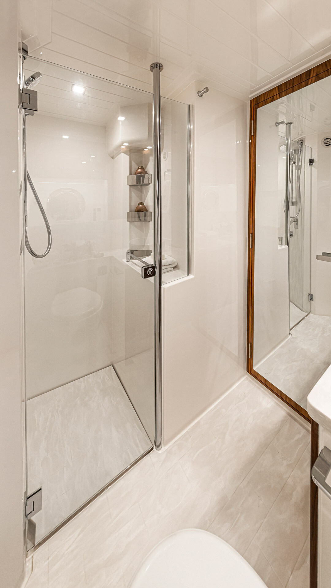 Riviera 5400 SY – Riviera 5400 Sport Yacht Platinum Edition Master Ensuite Gloss Walnut Timber Finish 02