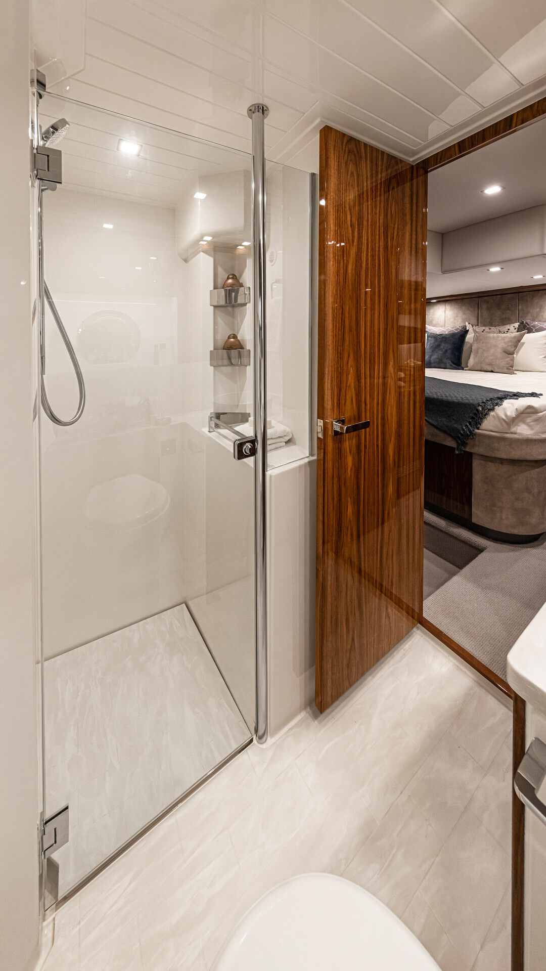 Riviera 5400 SY – Riviera 5400 Sport Yacht Platinum Edition Master Ensuite Gloss Walnut Timber Finish 03