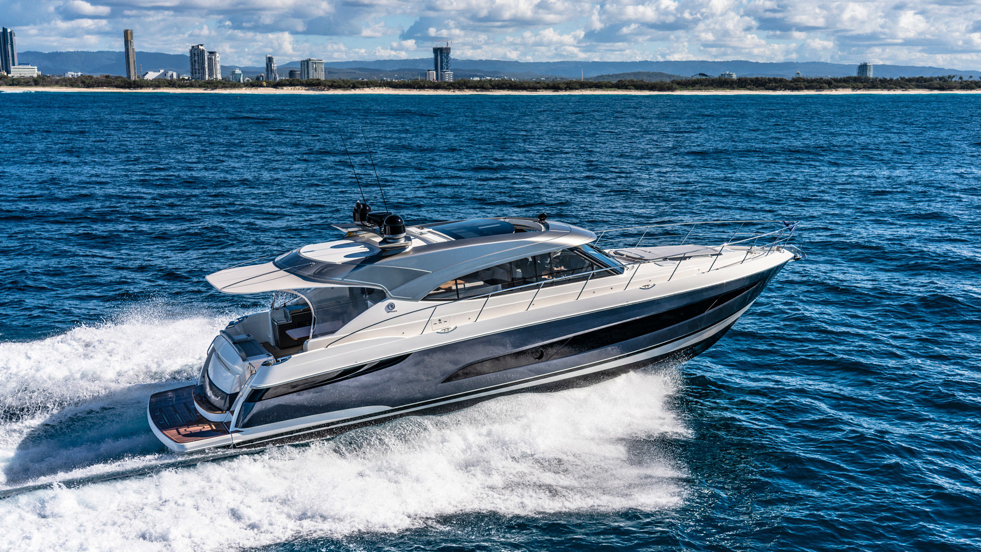 Riviera 5400 SY – Riviera 5400 Sport Yacht Platinum Edition Running 05